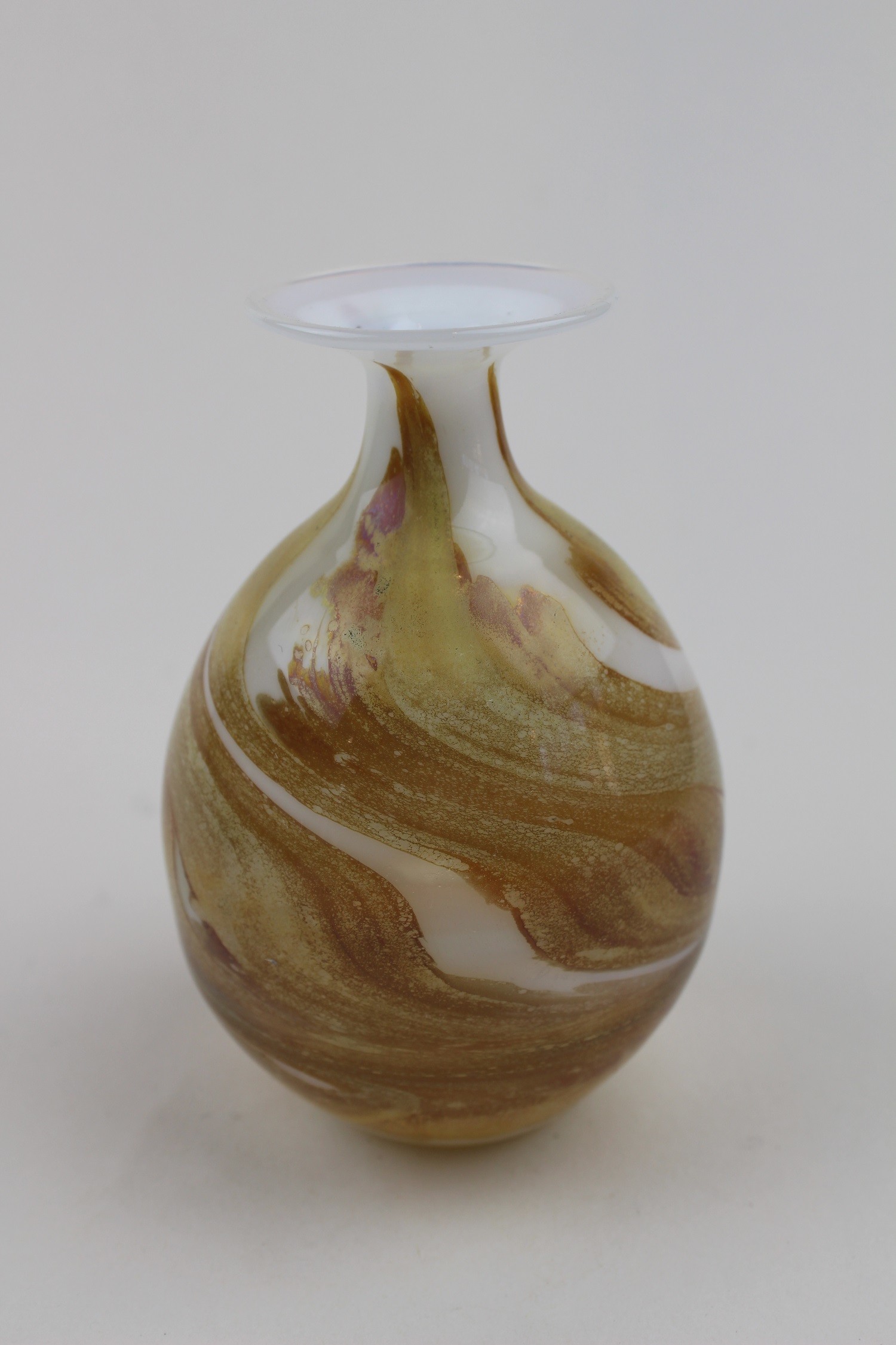 Opake Vase mit bräunlichen Schlieren (Museum Baruther Glashütte CC BY-NC-SA)
