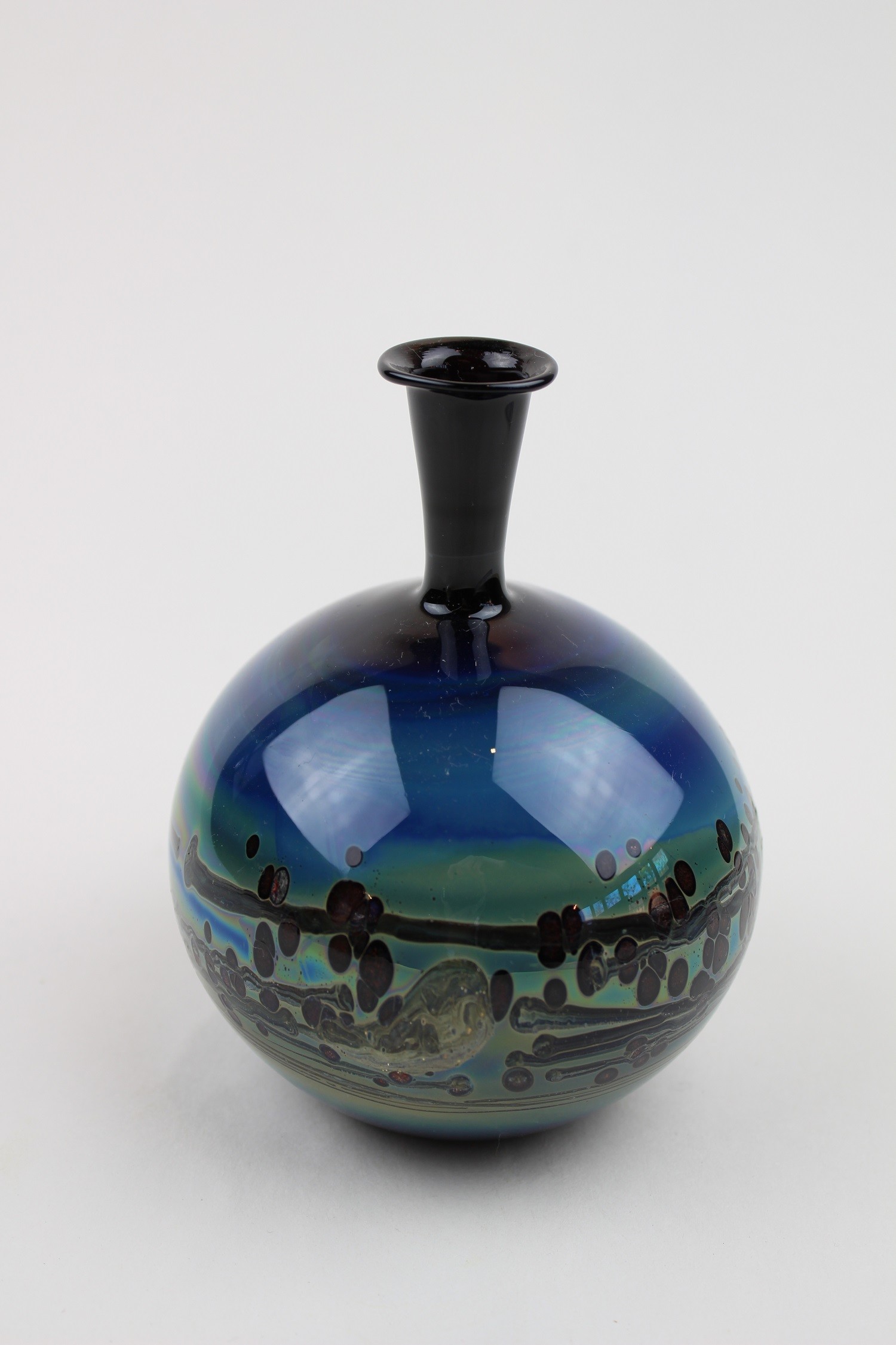 Dunkle, glänzende Vase mit Muster (Museum Baruther Glashütte CC BY-NC-SA)