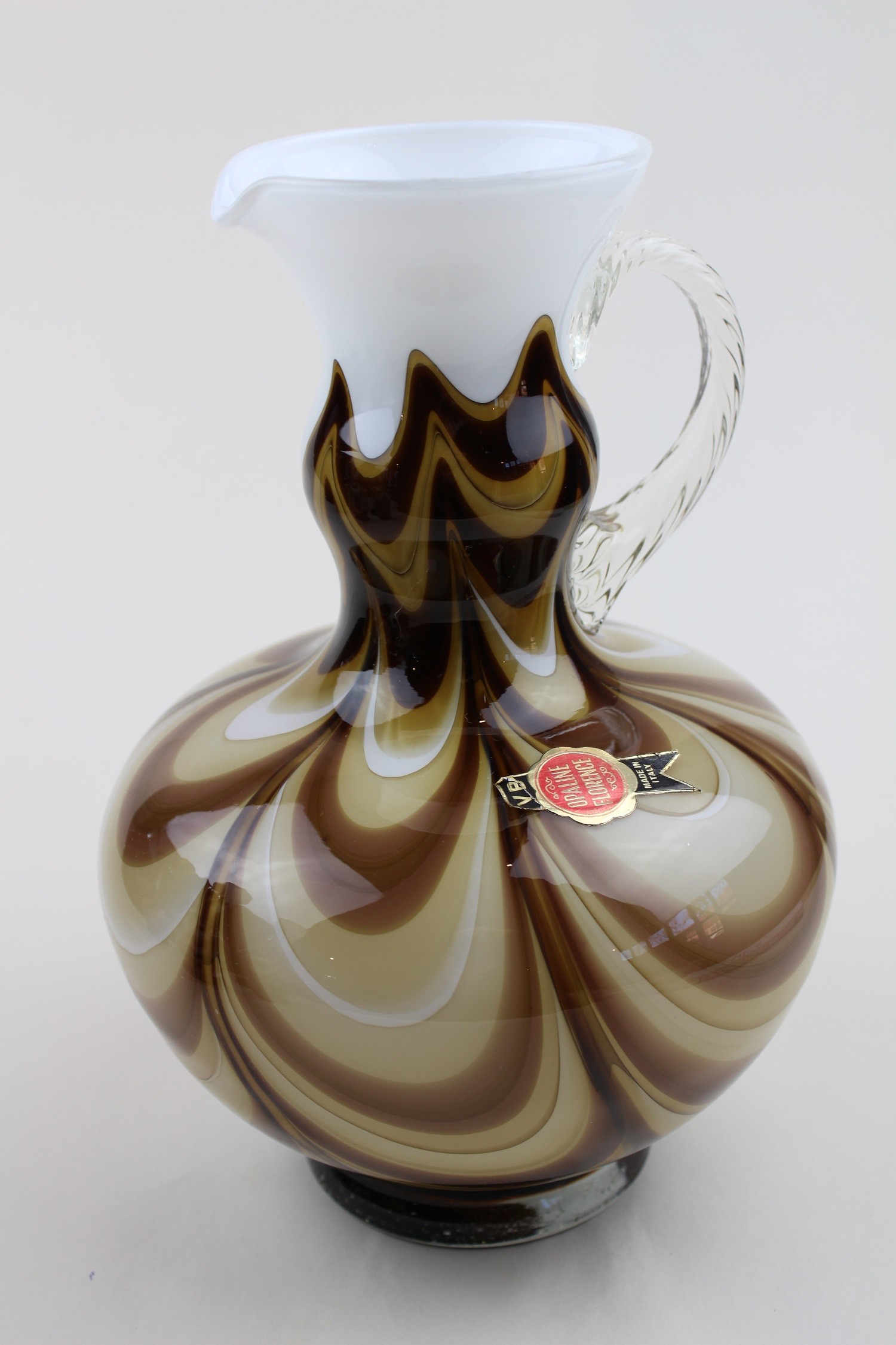 Opake Vase/Karaffe mit braunem Muster (Museum Baruther Glashütte CC BY-NC-SA)