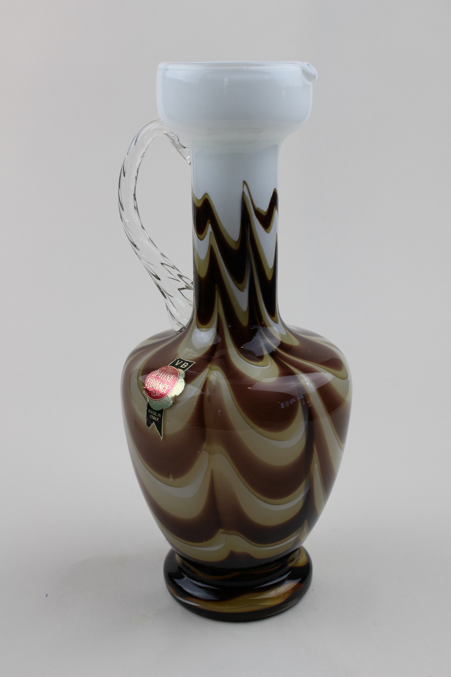 Opake Vase/Karaffe mit braunem Muster (Museum Baruther Glashütte CC BY-NC-SA)