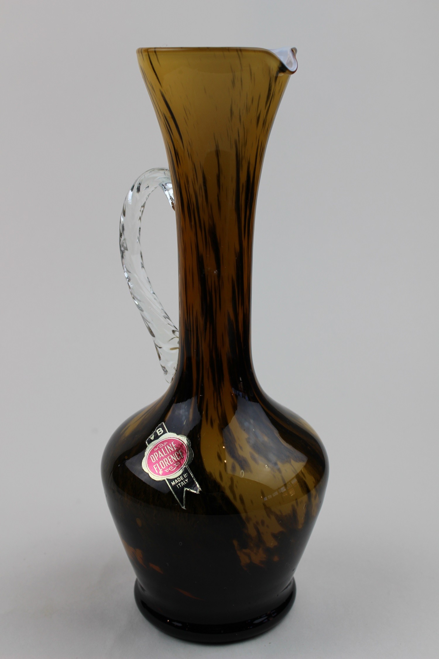 Braune Vase/Karaffe mit farblosem Henkel (Museum Baruther Glashütte CC BY-NC-SA)