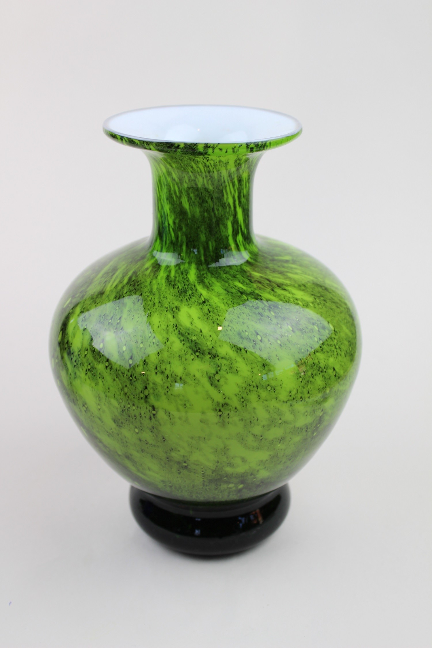 Grün gemaserte Vase (Museum Baruther Glashütte CC BY-NC-SA)