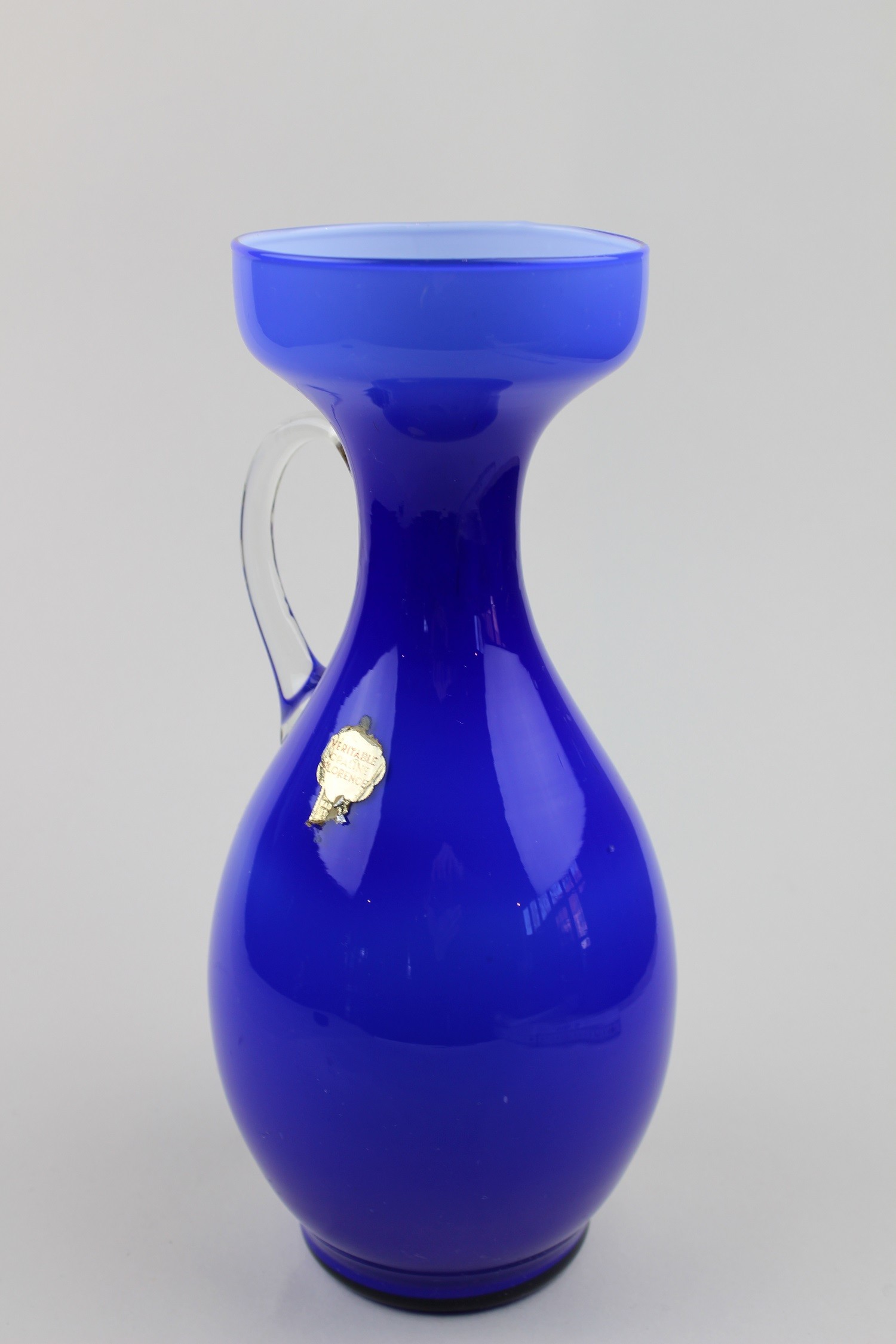 Blaue Vase/Karaffe mit farblosem Henkel (Museum Baruther Glashütte CC BY-NC-SA)