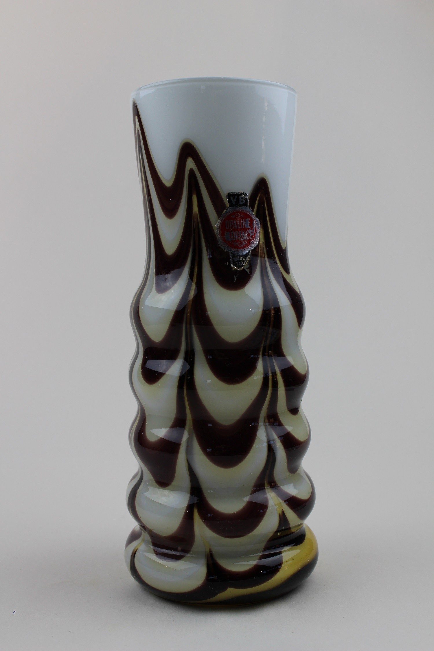 Mehrfarbige Vase mit Aufkleber (Museum Baruther Glashütte CC BY-NC-SA)