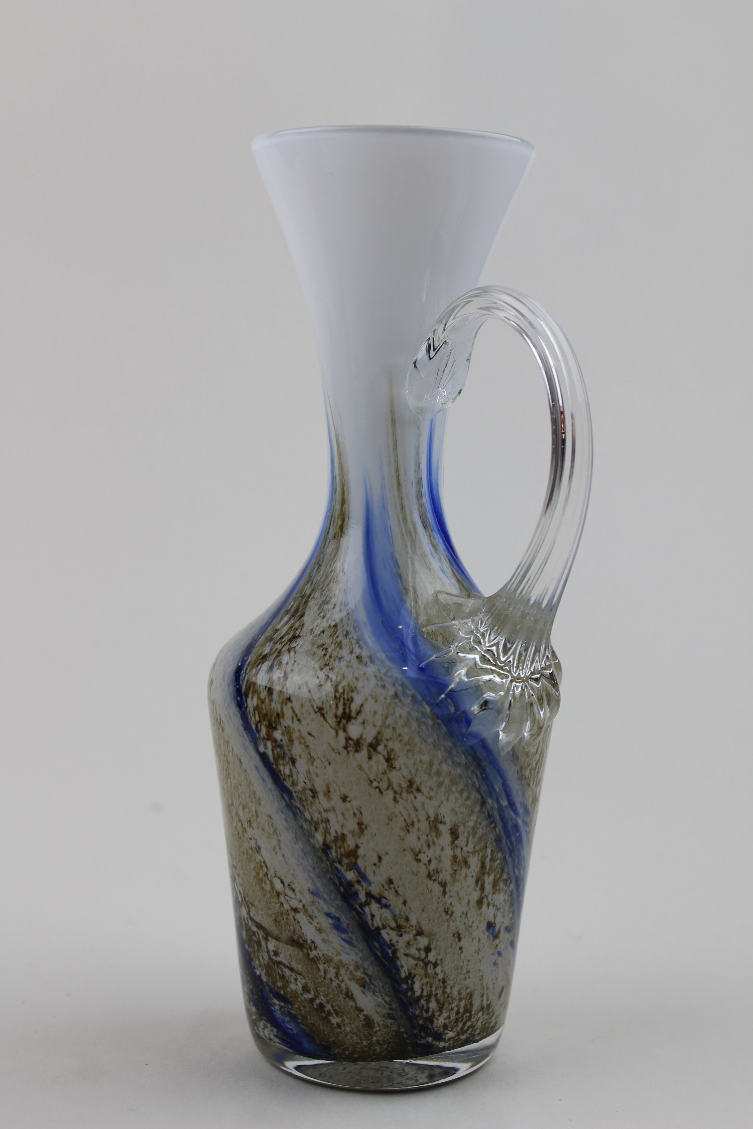 Mehrfarbige Vase mit Henkel (Museum Baruther Glashütte CC BY-NC-SA)