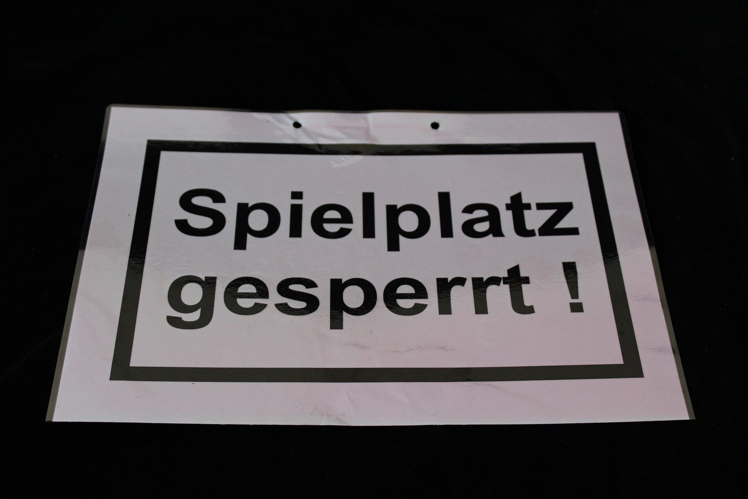 Spielplatz Schild (Museum Baruther Glashütte CC BY-NC-SA)
