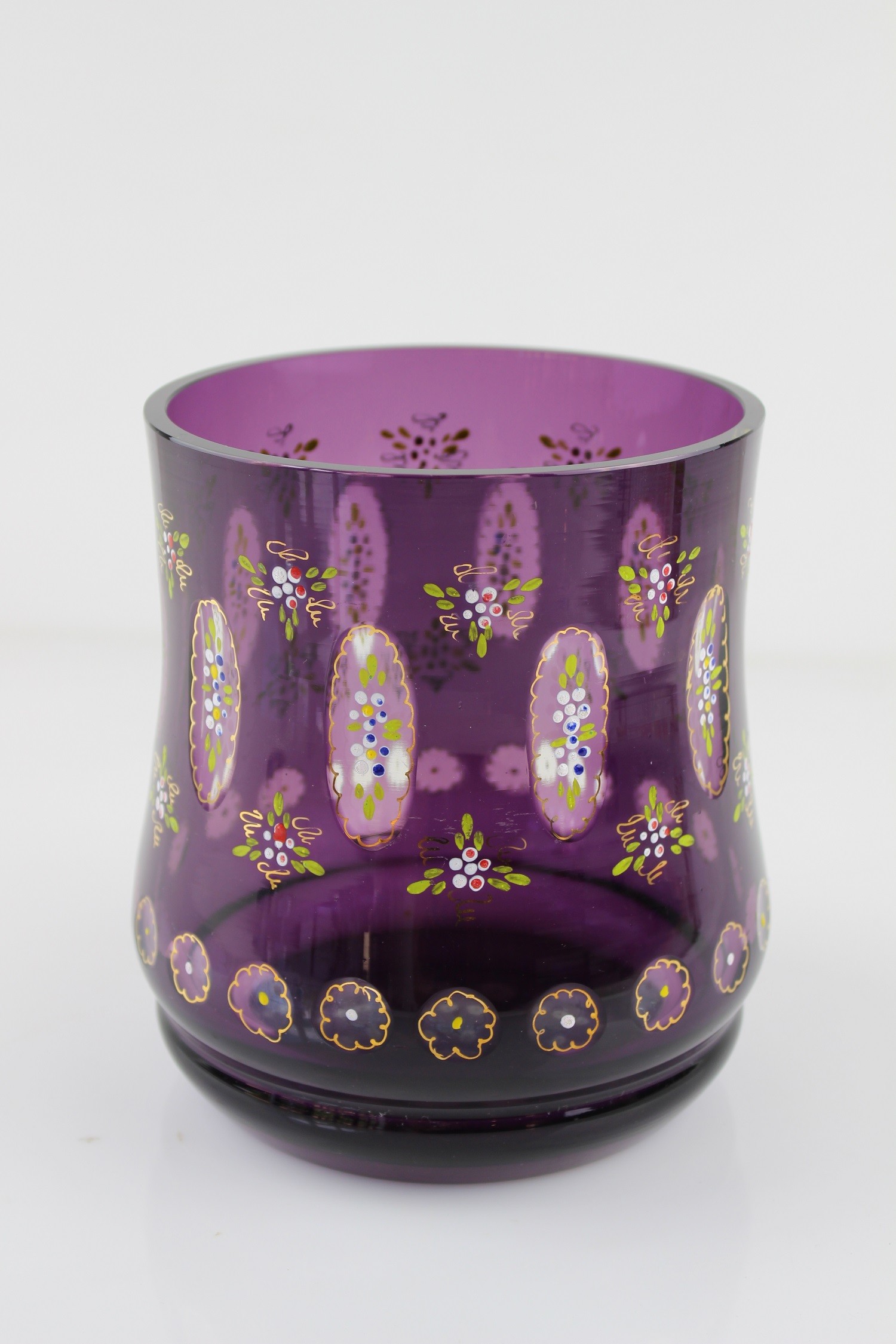 Violette Vase/Topf, Serie Biedermeier (Museum Baruther Glashütte CC BY-NC-SA)
