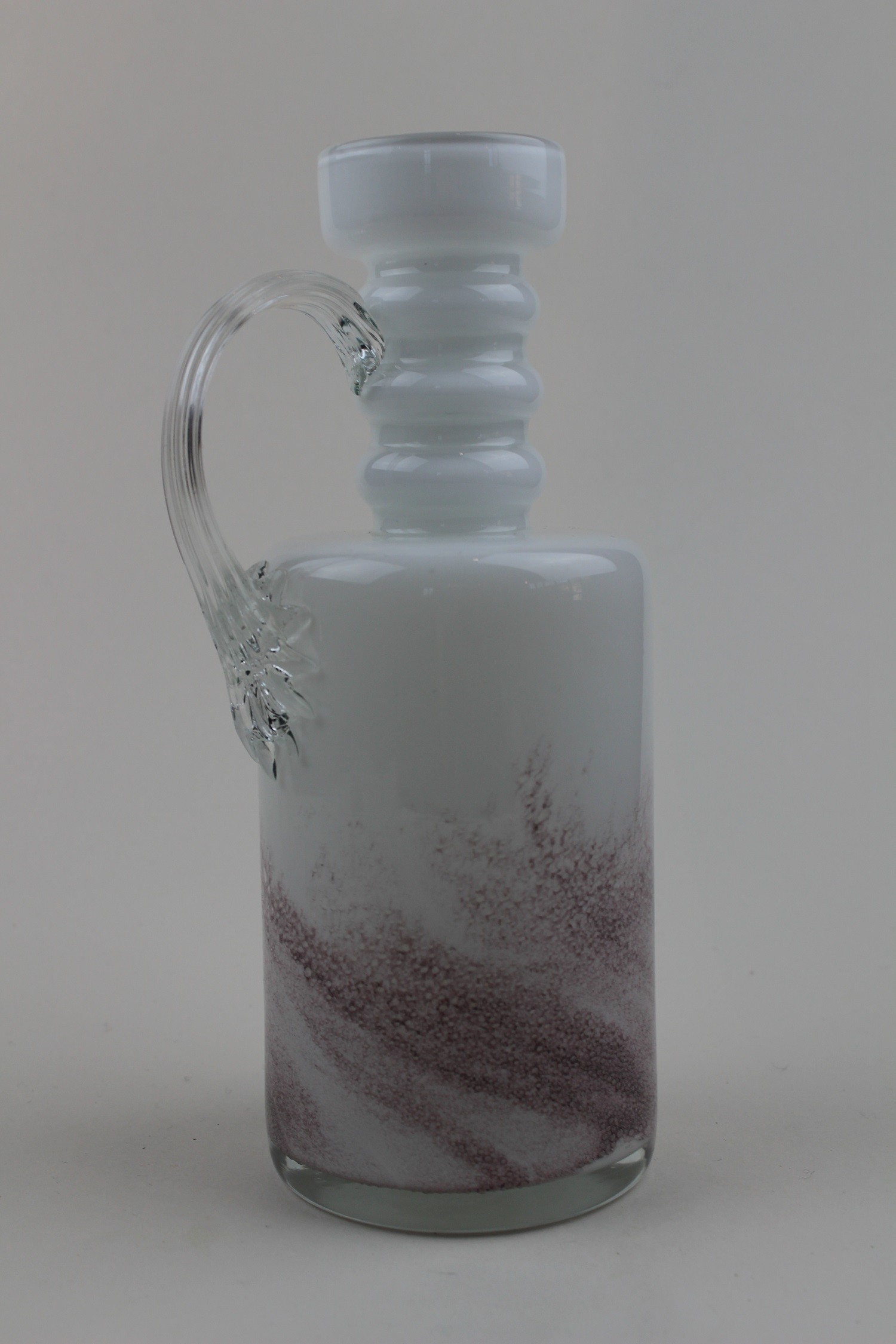 Opake Vase/Karaffe mit vagem Muster (Museum Baruther Glashütte CC BY-NC-SA)