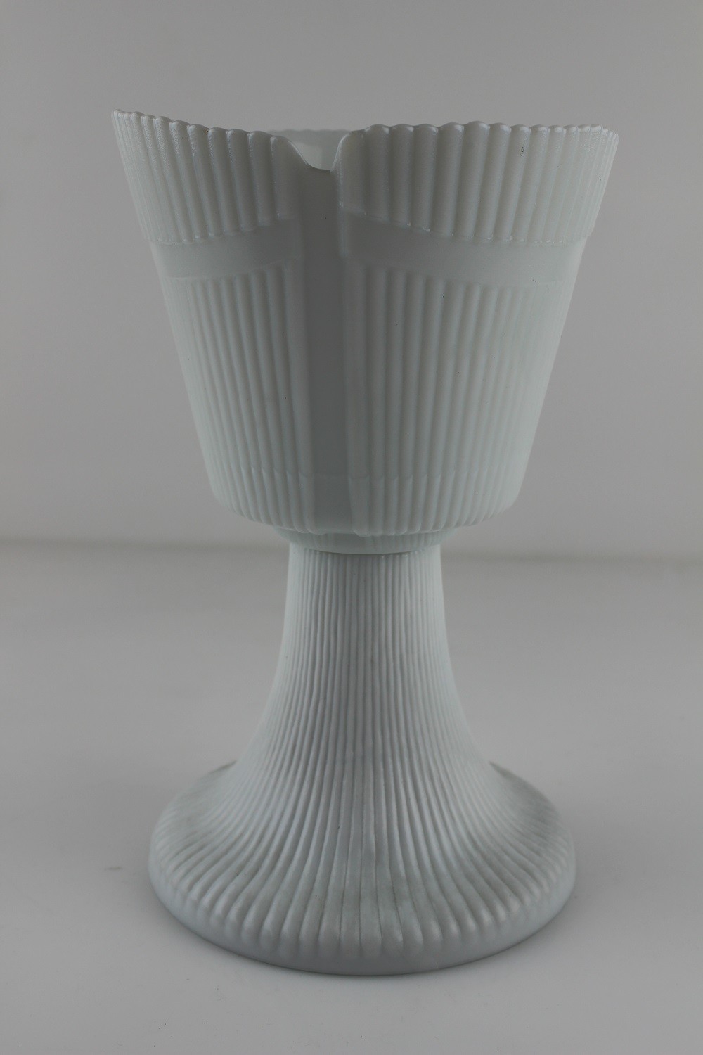 Blumenübertopf aus Glas, Pokalform, 1987, Sammlung Kohlschmidt (Museum Baruther Glashütte CC BY-NC-SA)