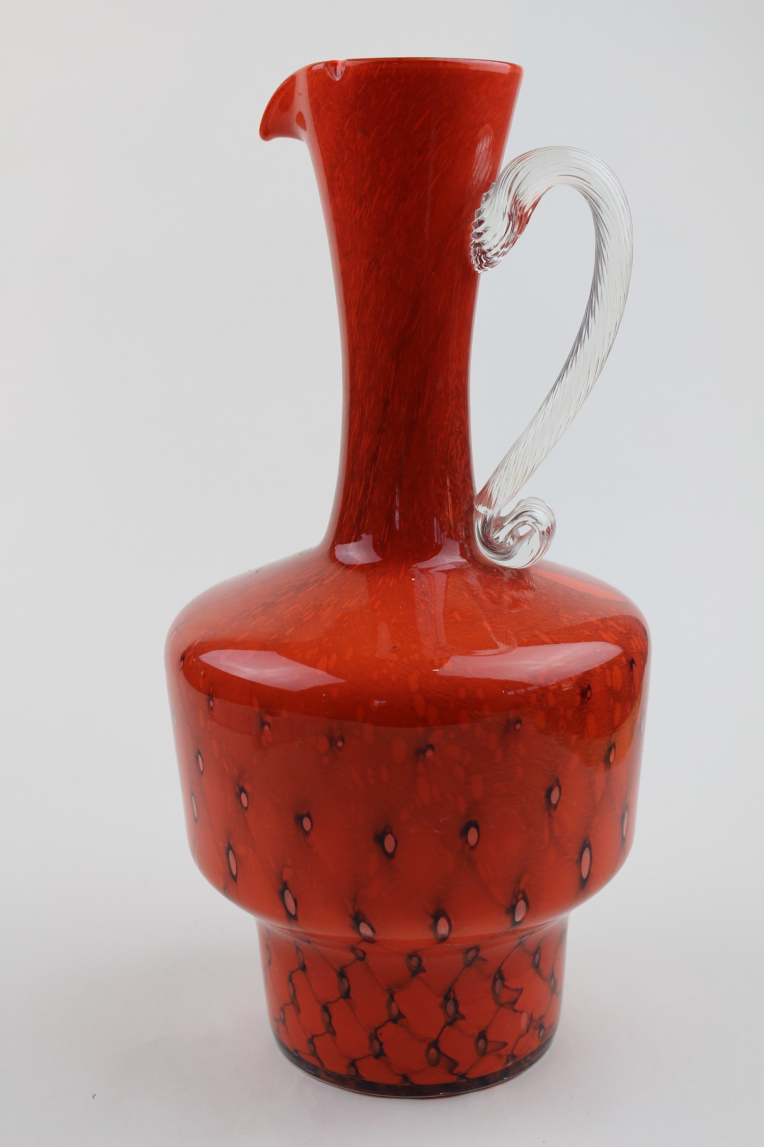 Rote Vase/Karaffe mit Muster (Museum Baruther Glashütte CC BY-NC-SA)