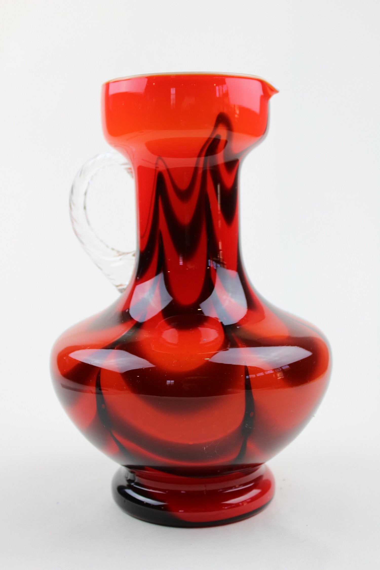 Rotgemusterte Vase (Museum Baruther Glashütte CC BY-NC-SA)