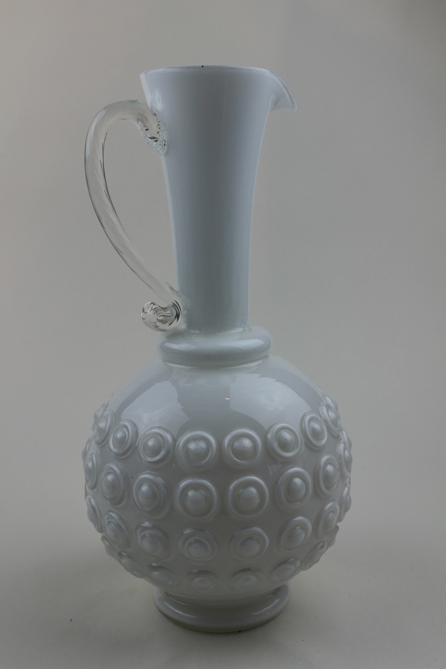 Weiße Vase/Karaffe (Museum Baruther Glashütte CC BY-NC-SA)