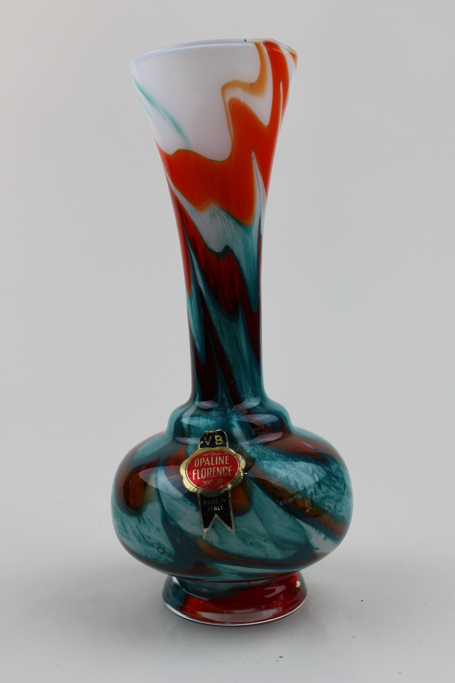 Mehrfarbige Vase mit Aufkleber (Museum Baruther Glashütte CC BY-NC-SA)
