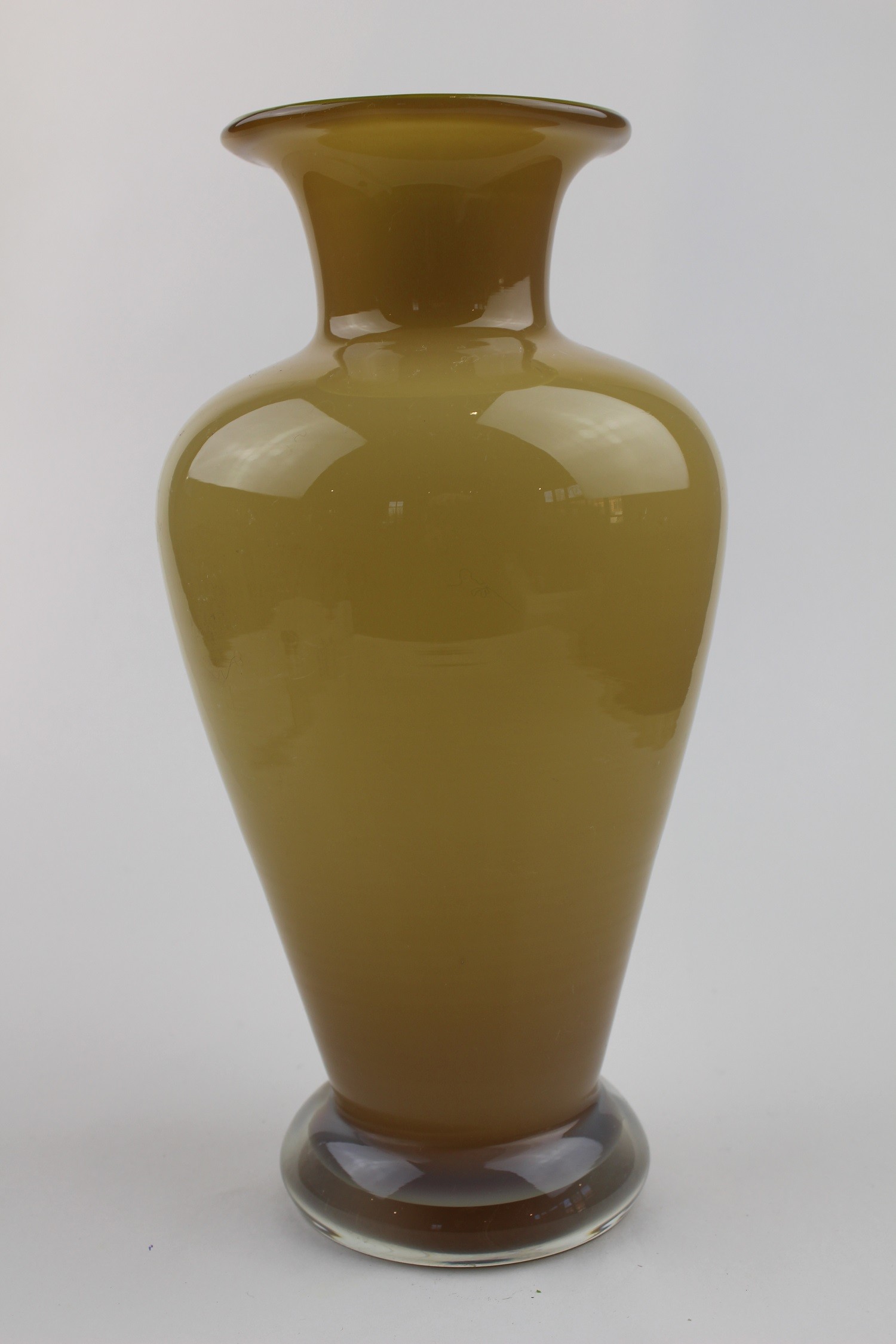 Braune Vase (Museum Baruther Glashütte CC BY-NC-SA)
