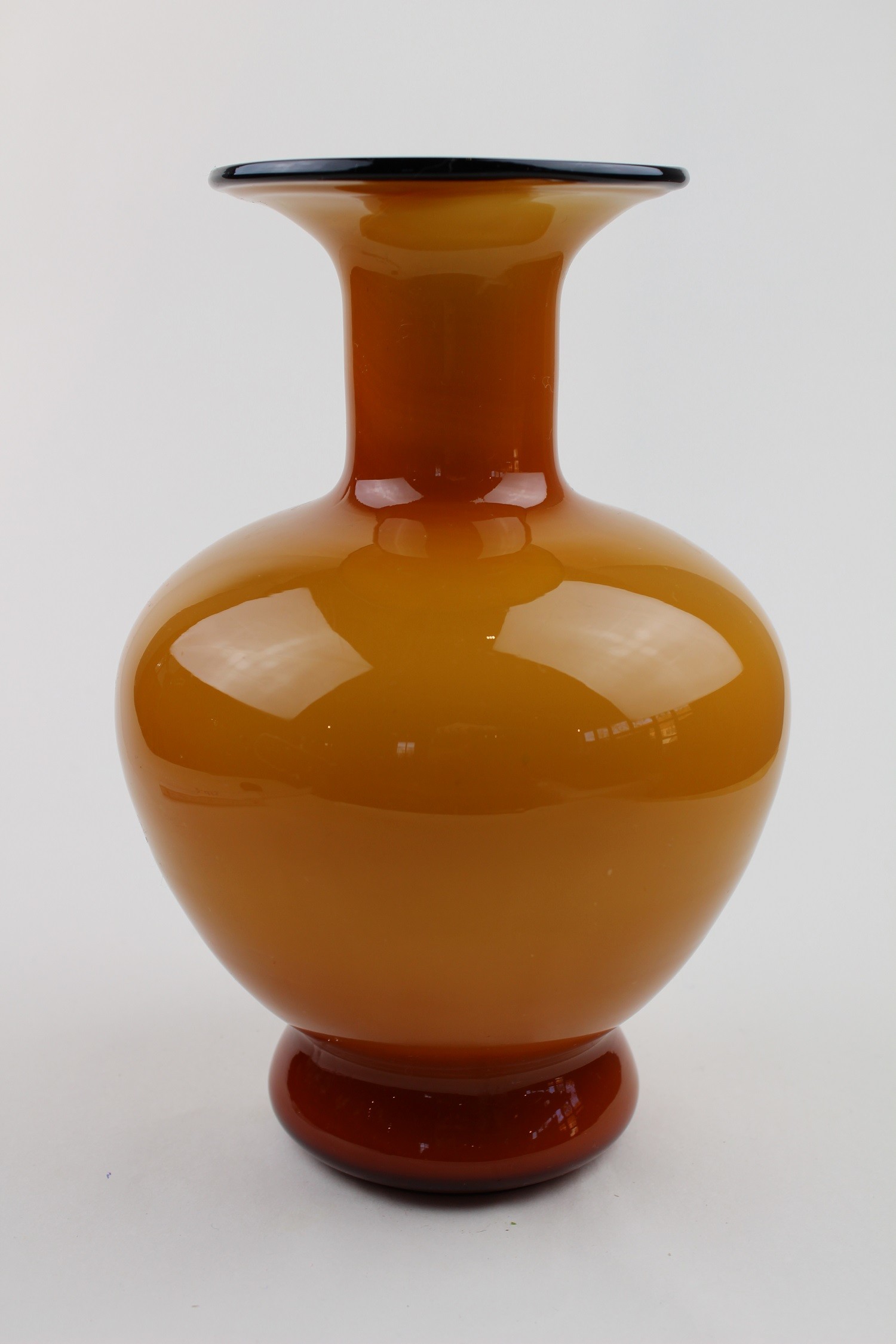 Orangebraune Vase (Museum Baruther Glashütte CC BY-NC-SA)
