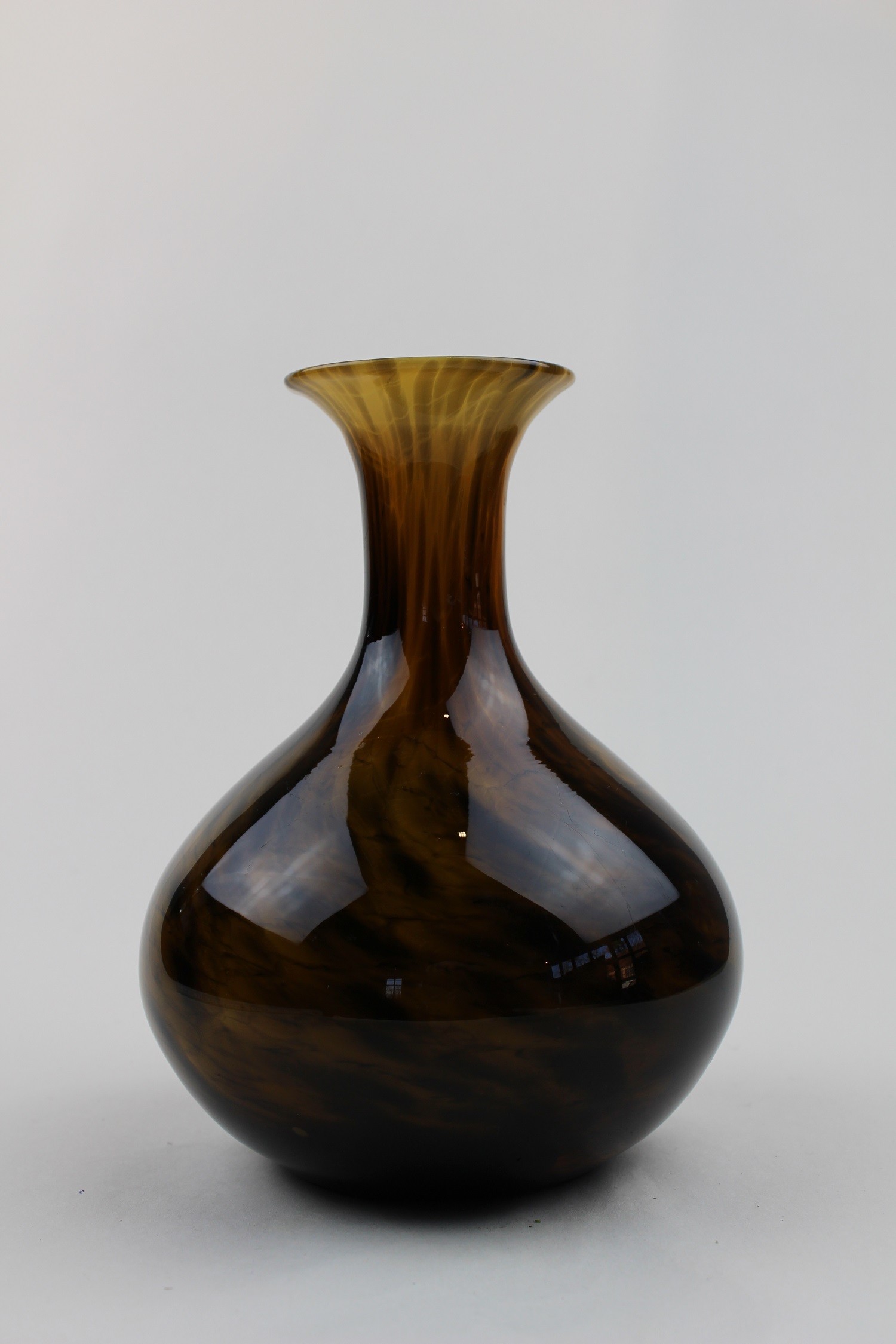 Dunkelbraune Vase (Museum Baruther Glashütte CC BY-NC-SA)