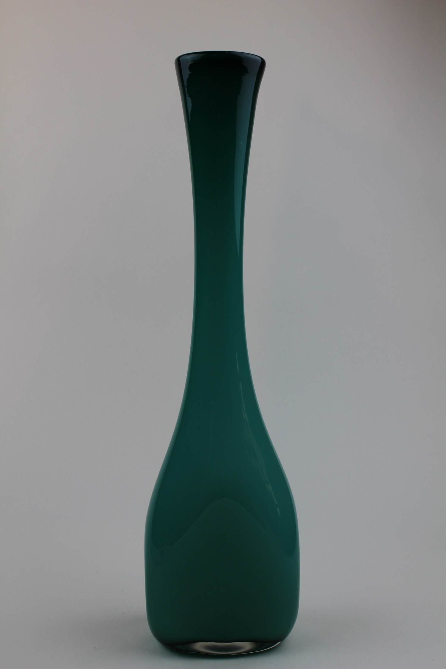 Hohe, petrolfarbene Vase (Museum Baruther Glashütte CC BY-NC-SA)