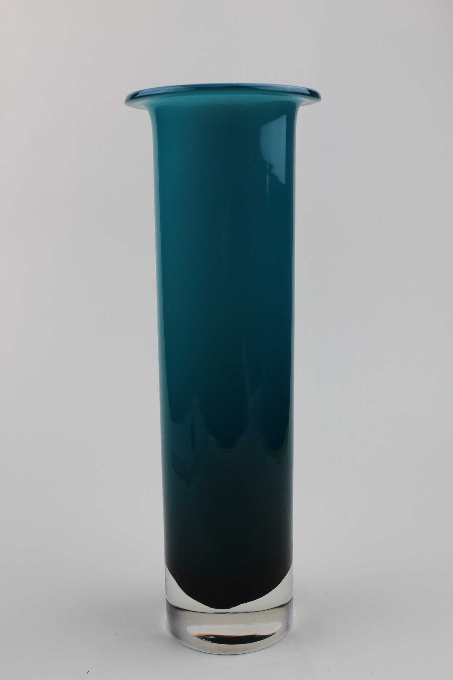 Zylindrische, petrolfarbene Vase (Museum Baruther Glashütte CC BY-NC-SA)