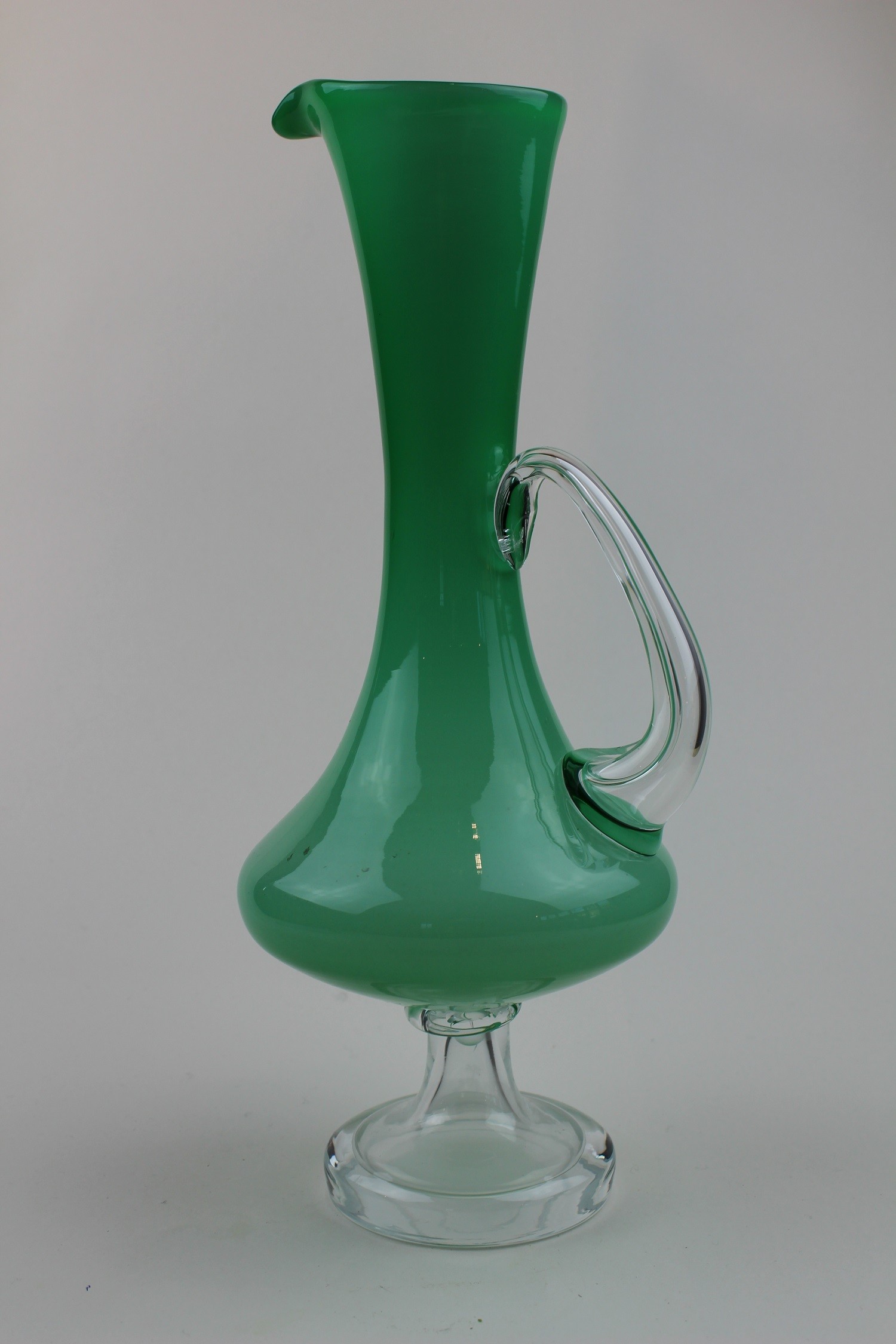 Grünliche Vase/Karaffe (Museum Baruther Glashütte CC BY-NC-SA)