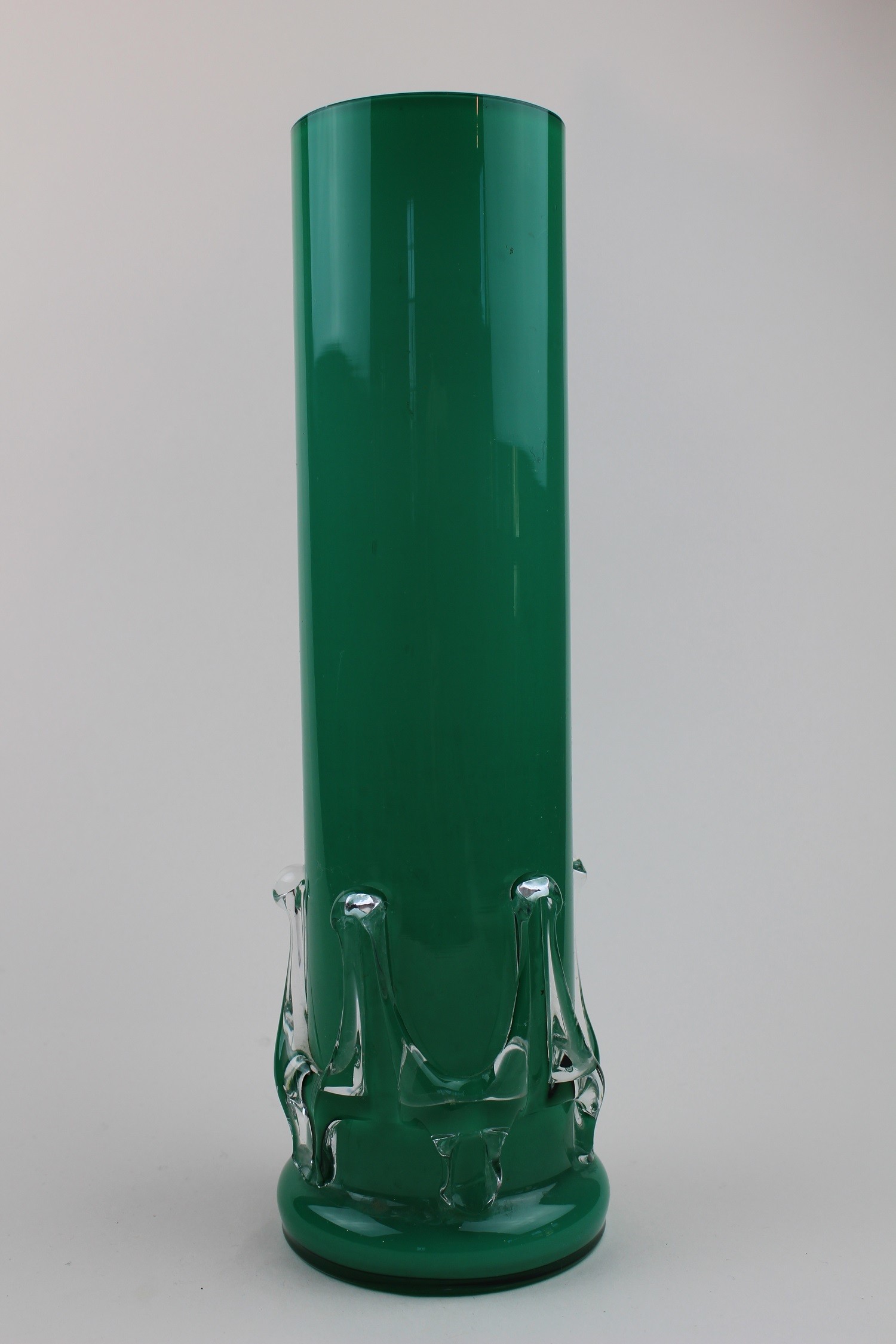 Grünliche Vase mit farblosem Muster (Museum Baruther Glashütte CC BY-NC-SA)