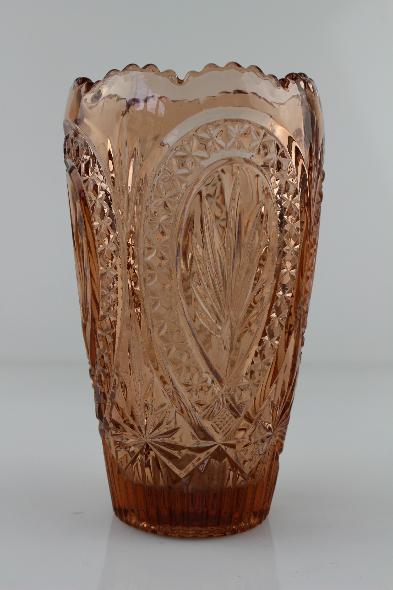 Geriffelte, farbige Vase (Museum Baruther Glashütte CC BY-NC-SA)