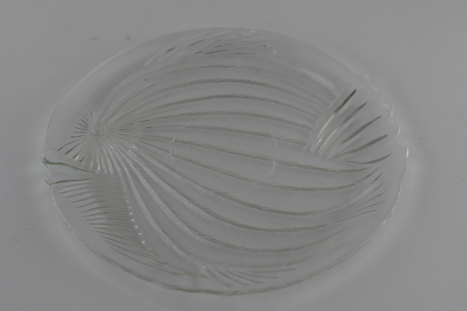 Schale/Teller mit stilisiertem Fisch "Sunfish" (Museum Baruther Glashütte CC BY-NC-SA)