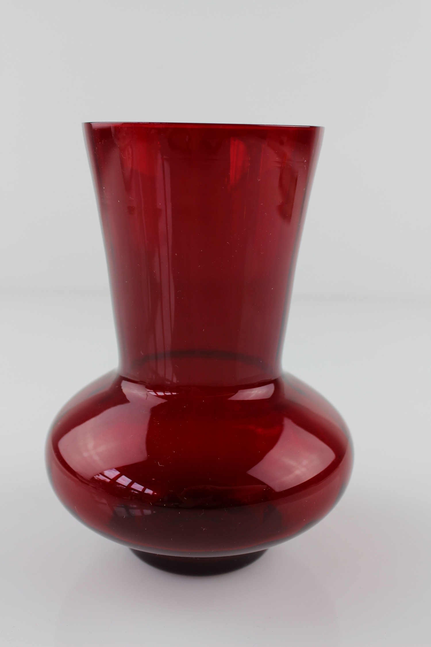 Dunkelrote Vase (Museum Baruther Glashütte CC BY-NC-SA)