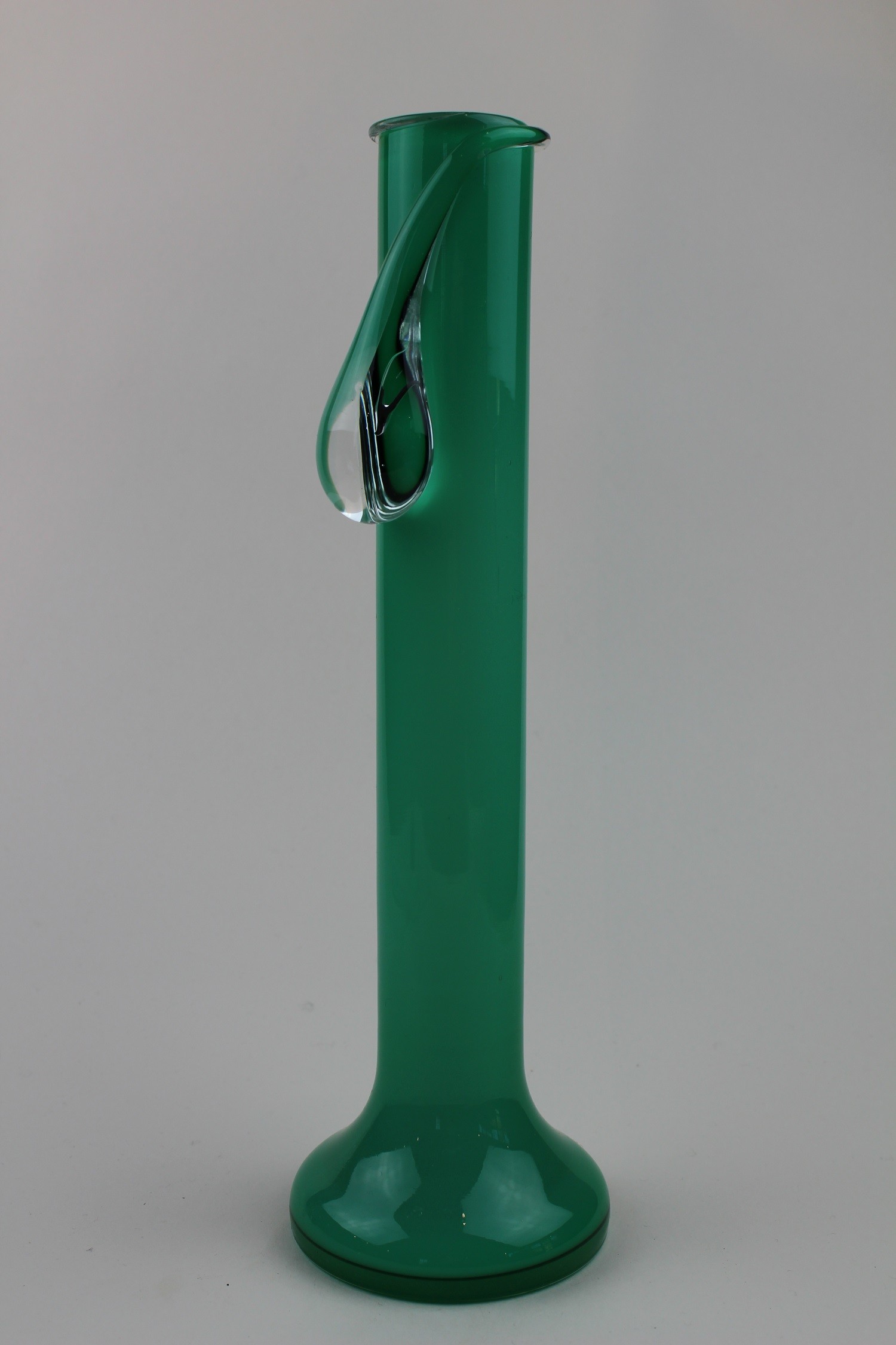 Grünliche Vase mit farblosem Tropfen (Museum Baruther Glashütte CC BY-NC-SA)