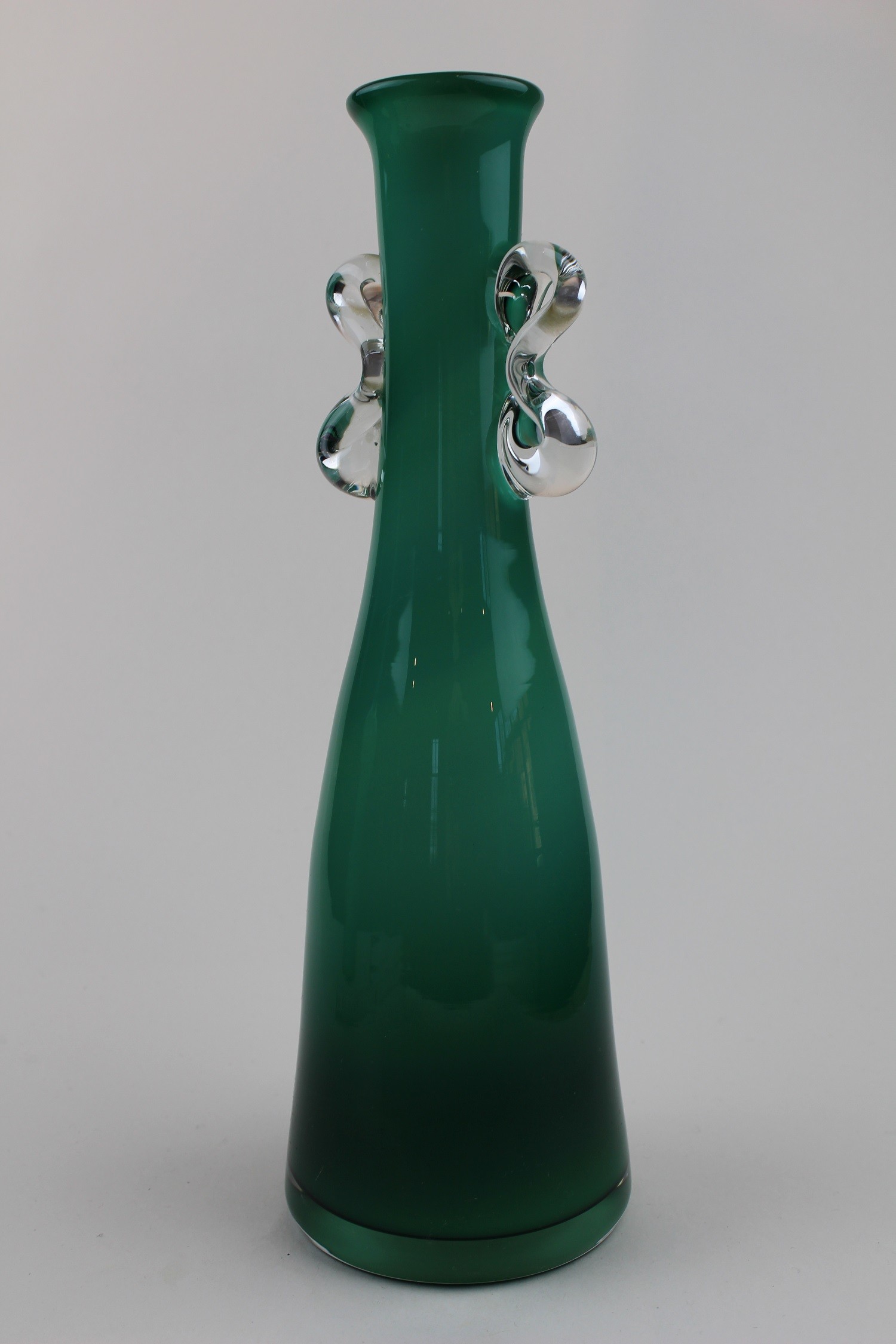 Grünliche Vase mit farblosem Henkelansätzen (Museum Baruther Glashütte CC BY-NC-SA)