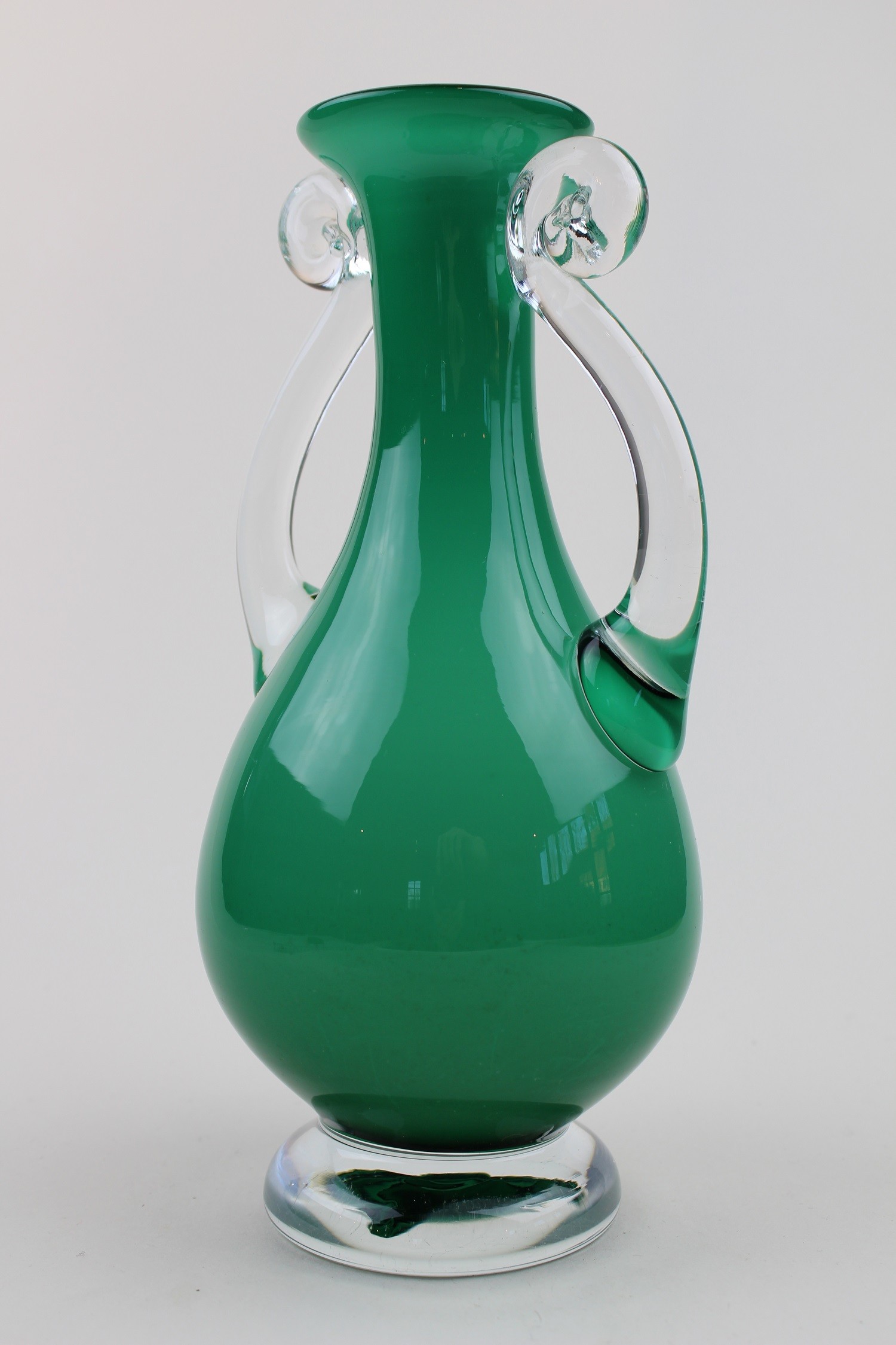 Grünliche Vase/Amphore mit farblosen Henkeln (Museum Baruther Glashütte CC BY-NC-SA)