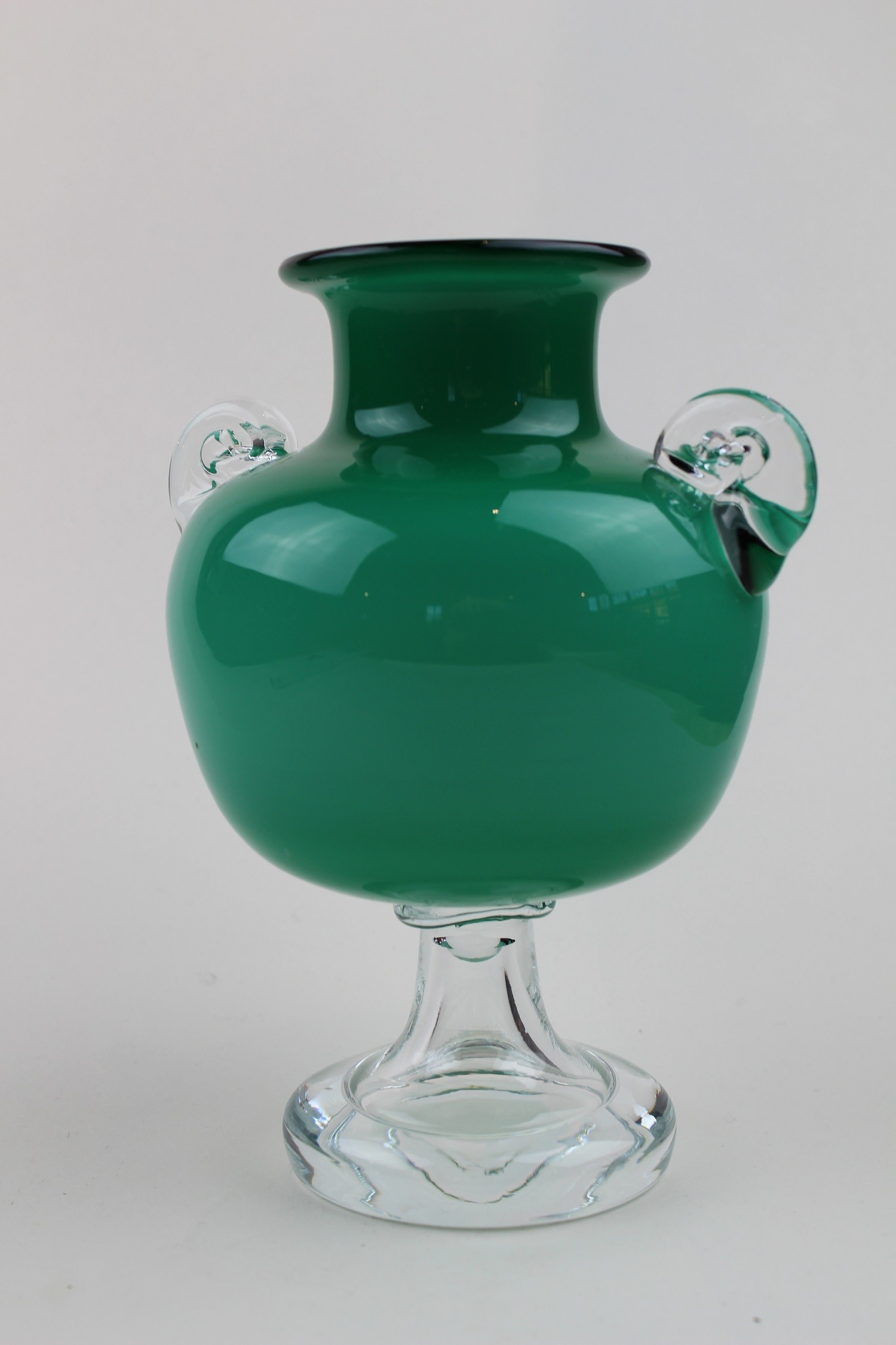 Grünlicher Kelch mit farblosem Fuß (Museum Baruther Glashütte CC BY-NC-SA)