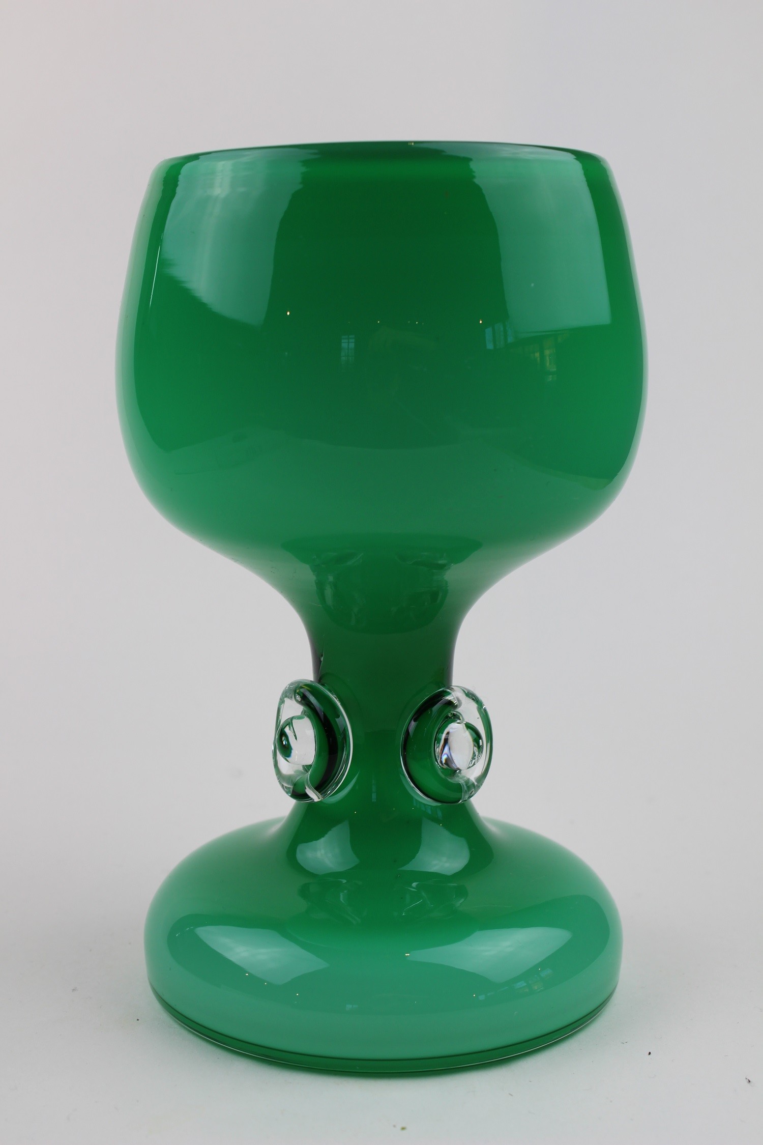 Grünlicher Kelch mit farblosen Verzierungen (Museum Baruther Glashütte CC BY-NC-SA)