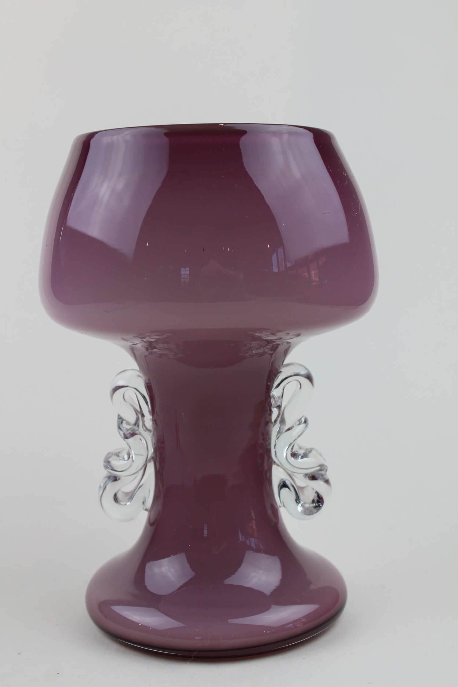 Violetter Kelch mit farblosen Verzierungen (Museum Baruther Glashütte CC BY-NC-SA)