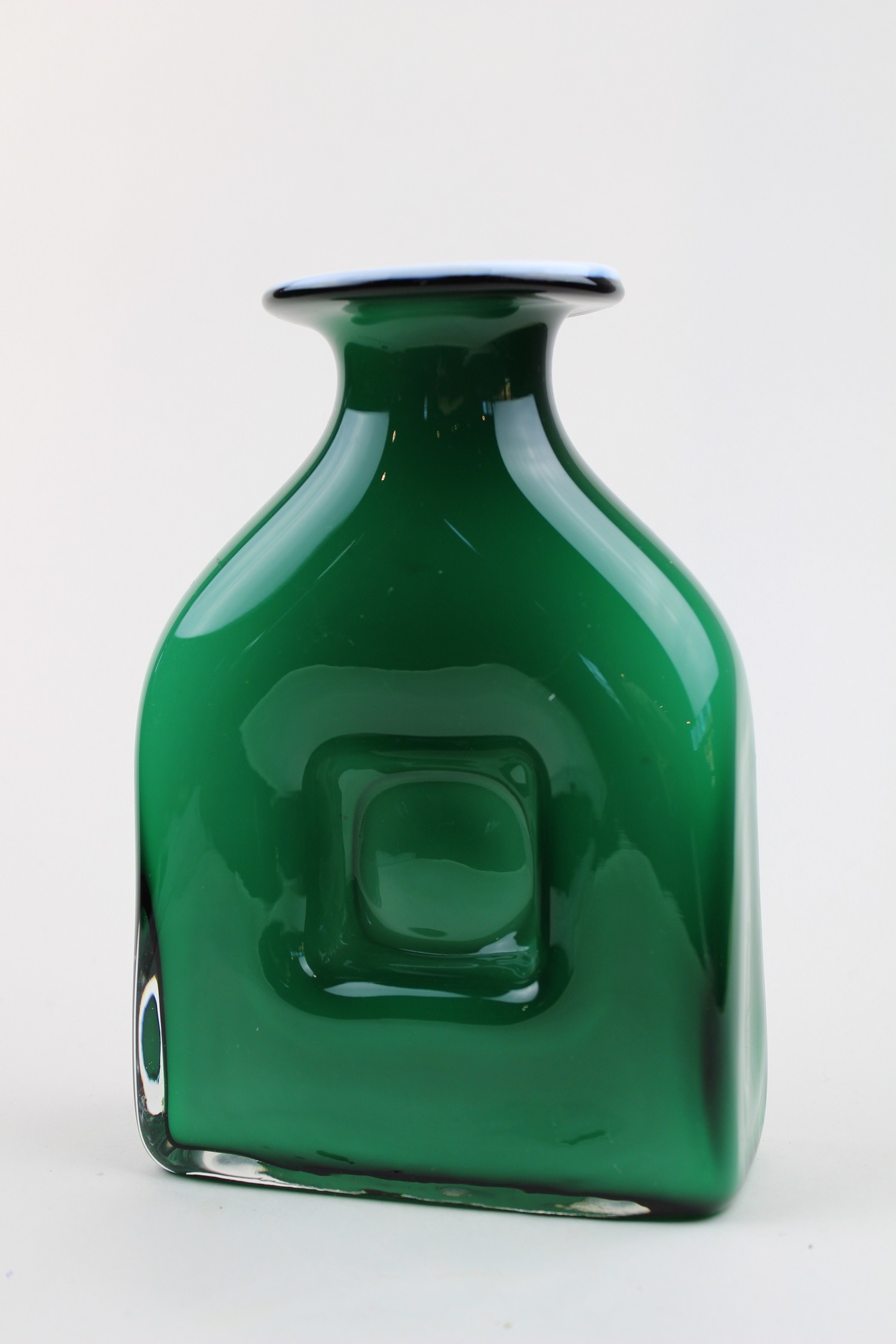 Grünliche Flasche/Vase (Museum Baruther Glashütte CC BY-NC-SA)