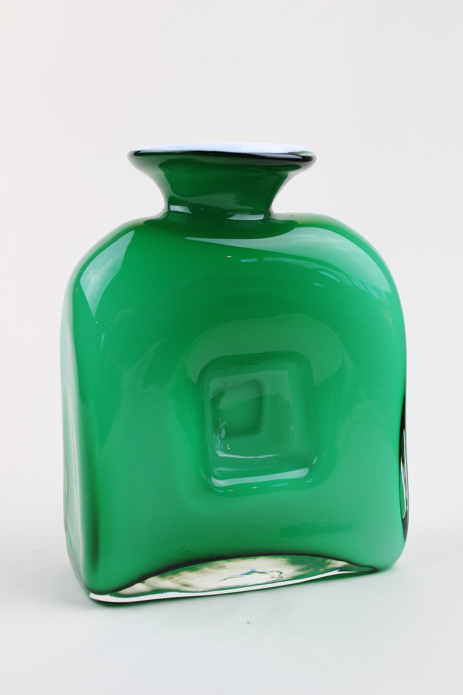 Grünliche Flasche/Vase mit kurzem Hals (Museum Baruther Glashütte CC BY-NC-SA)