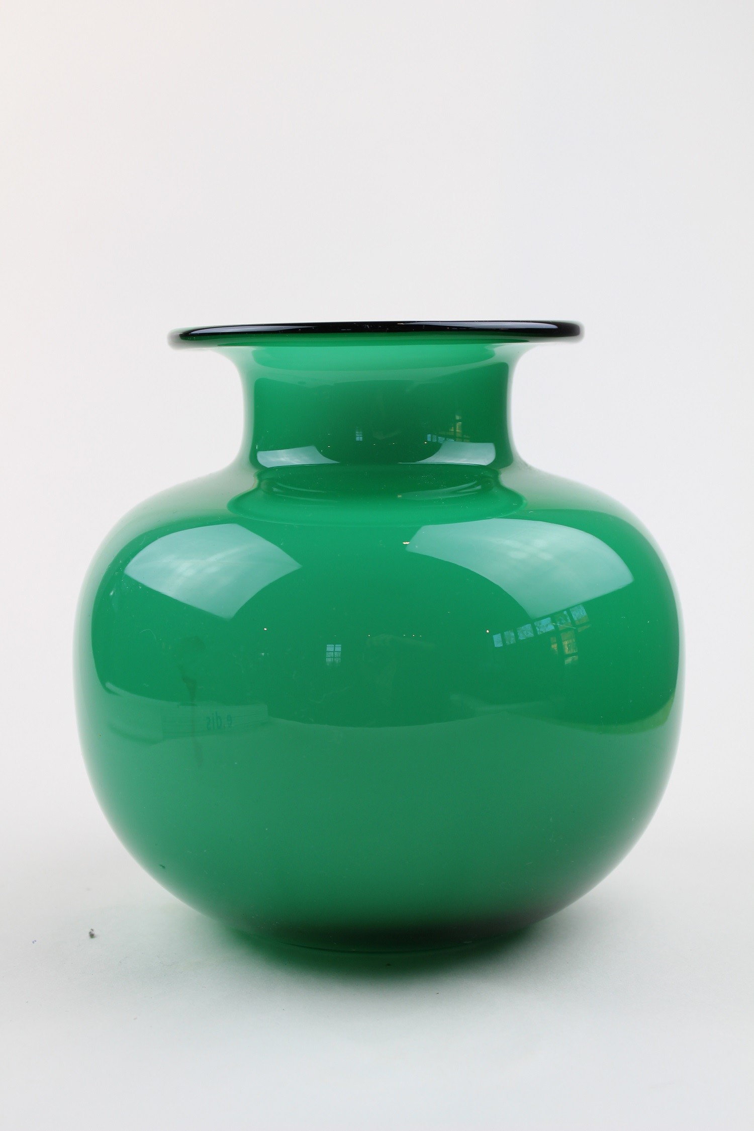Kugelige Vase in grün (Museum Baruther Glashütte CC BY-NC-SA)