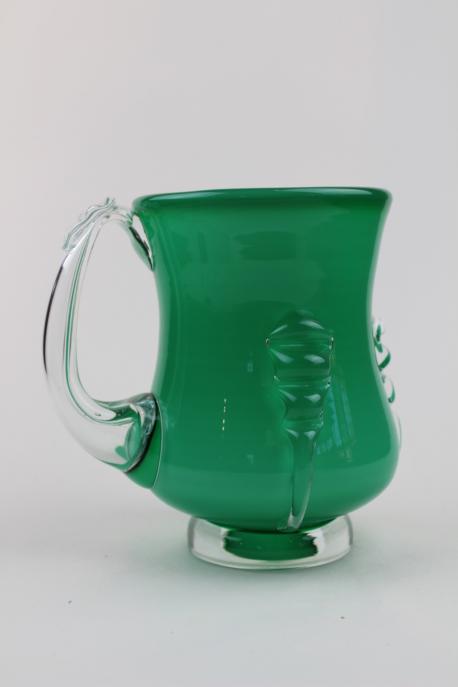 Grünes Trinkgefäß mit farblosem Henkel (Museum Baruther Glashütte CC BY-NC-SA)