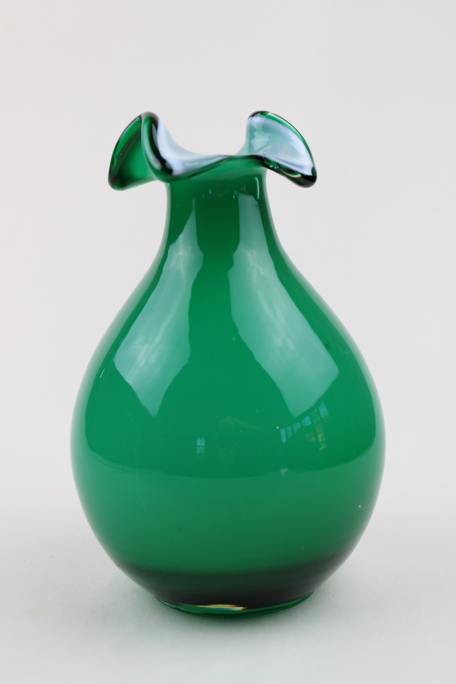 Grüne Vase mit weißem Innenfang (Museum Baruther Glashütte CC BY-NC-SA)