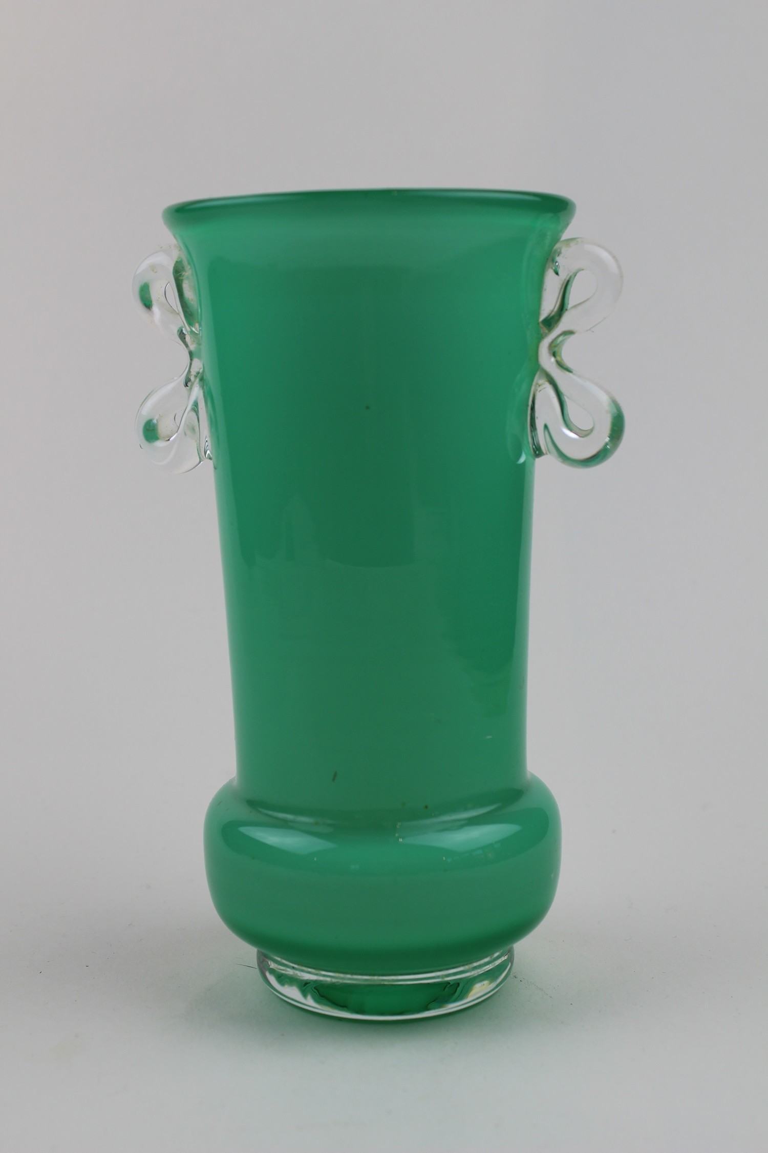 Grüne Vase mit Henkeln (Museum Baruther Glashütte CC BY-NC-SA)