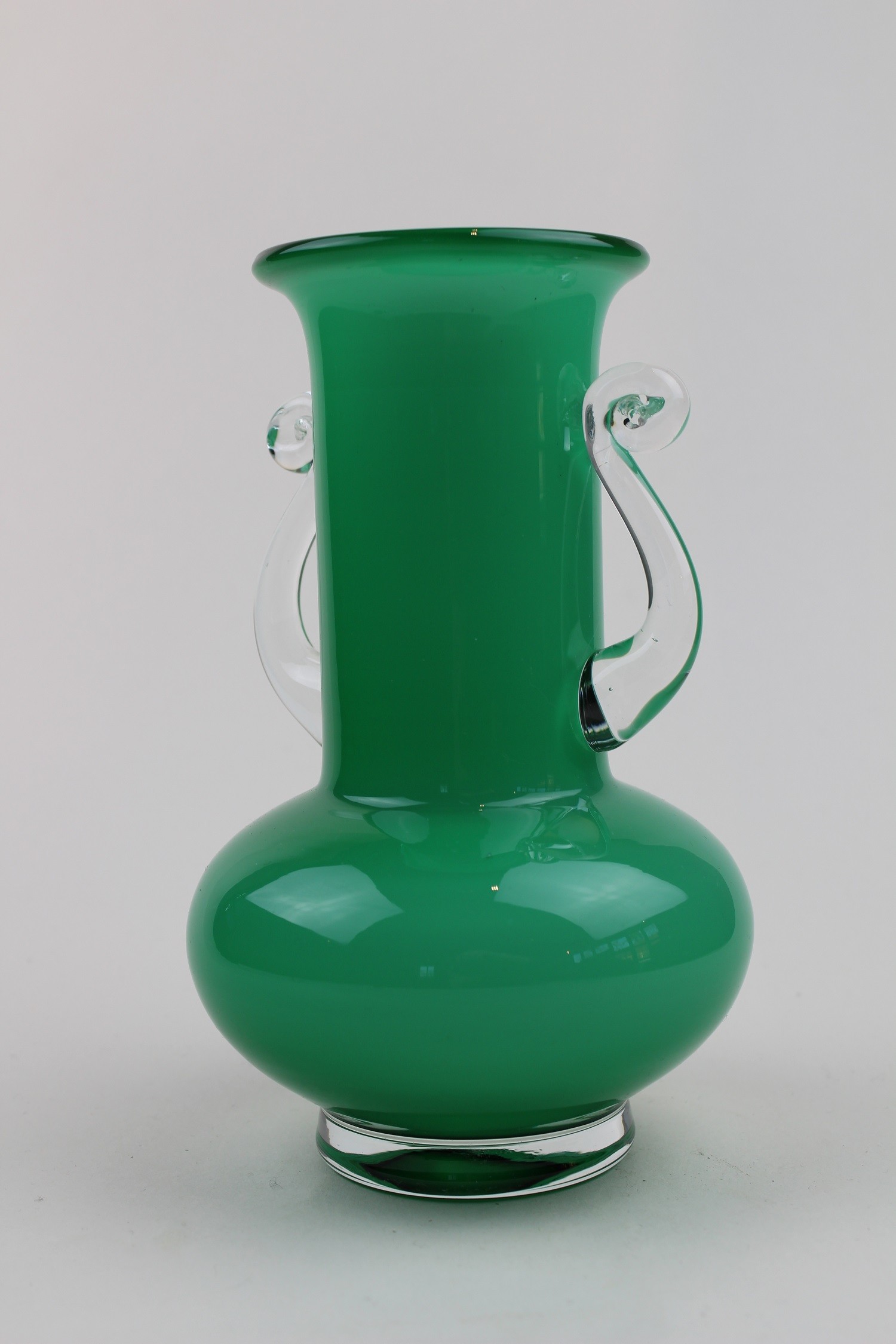 Grüne Vase mit farblosen Henkeln (Museum Baruther Glashütte CC BY-NC-SA)