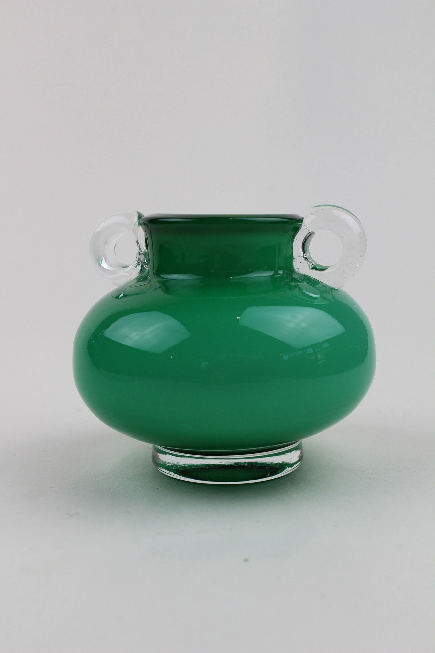 Grünliche Vase mit farblosen Henkeln (Museum Baruther Glashütte CC BY-NC-SA)