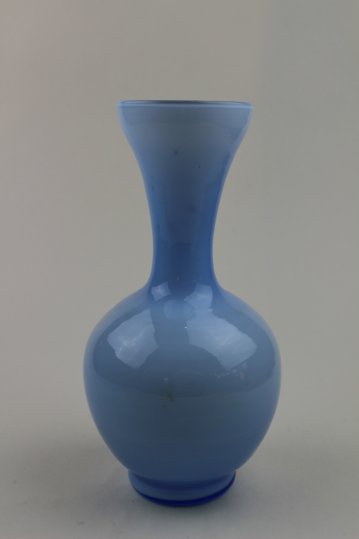 Pastellblaue Vase (Museum Baruther Glashütte CC BY-NC-SA)