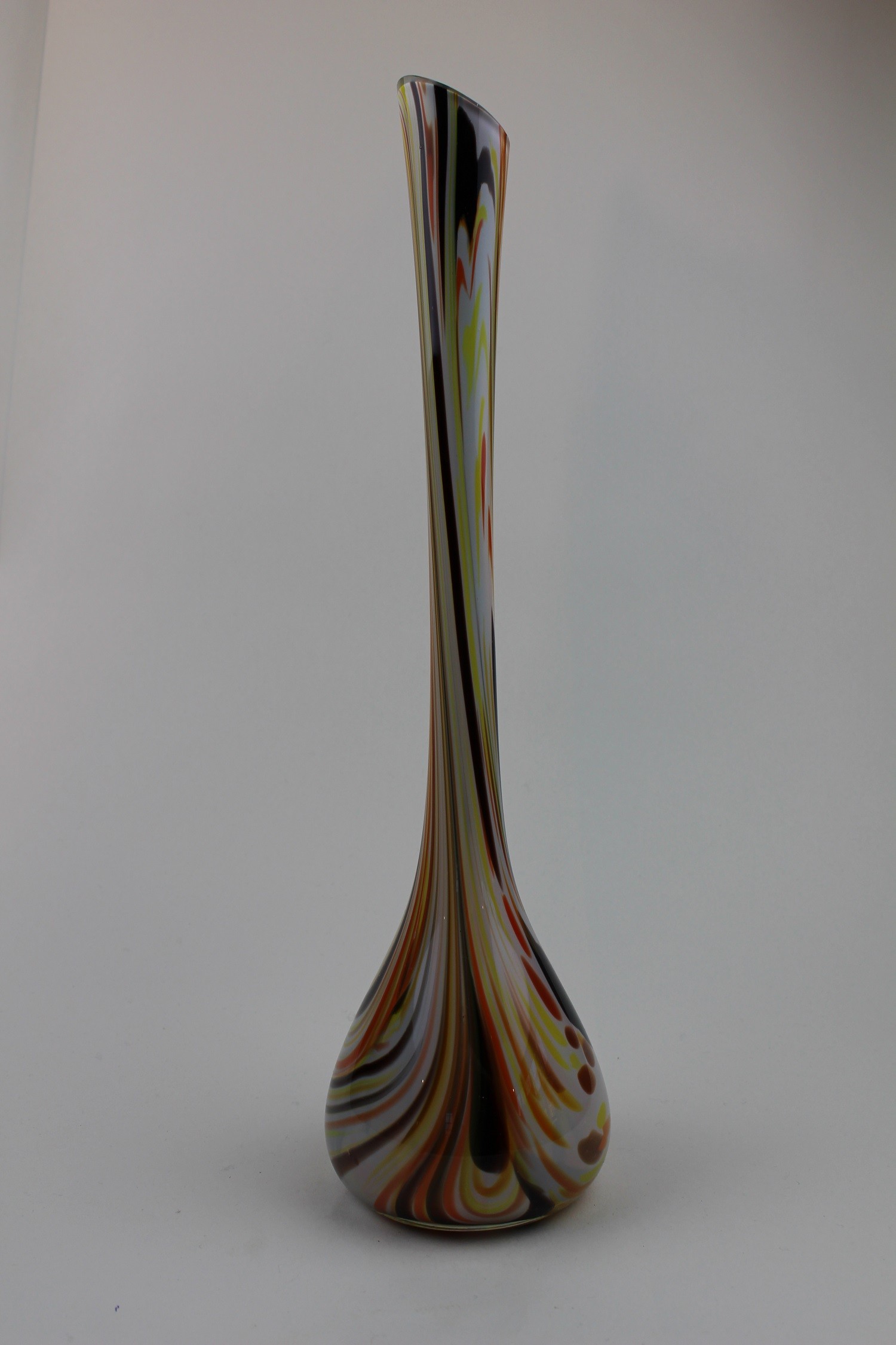 Bunt gemusterte Vase (Museum Baruther Glashütte CC BY-NC-SA)