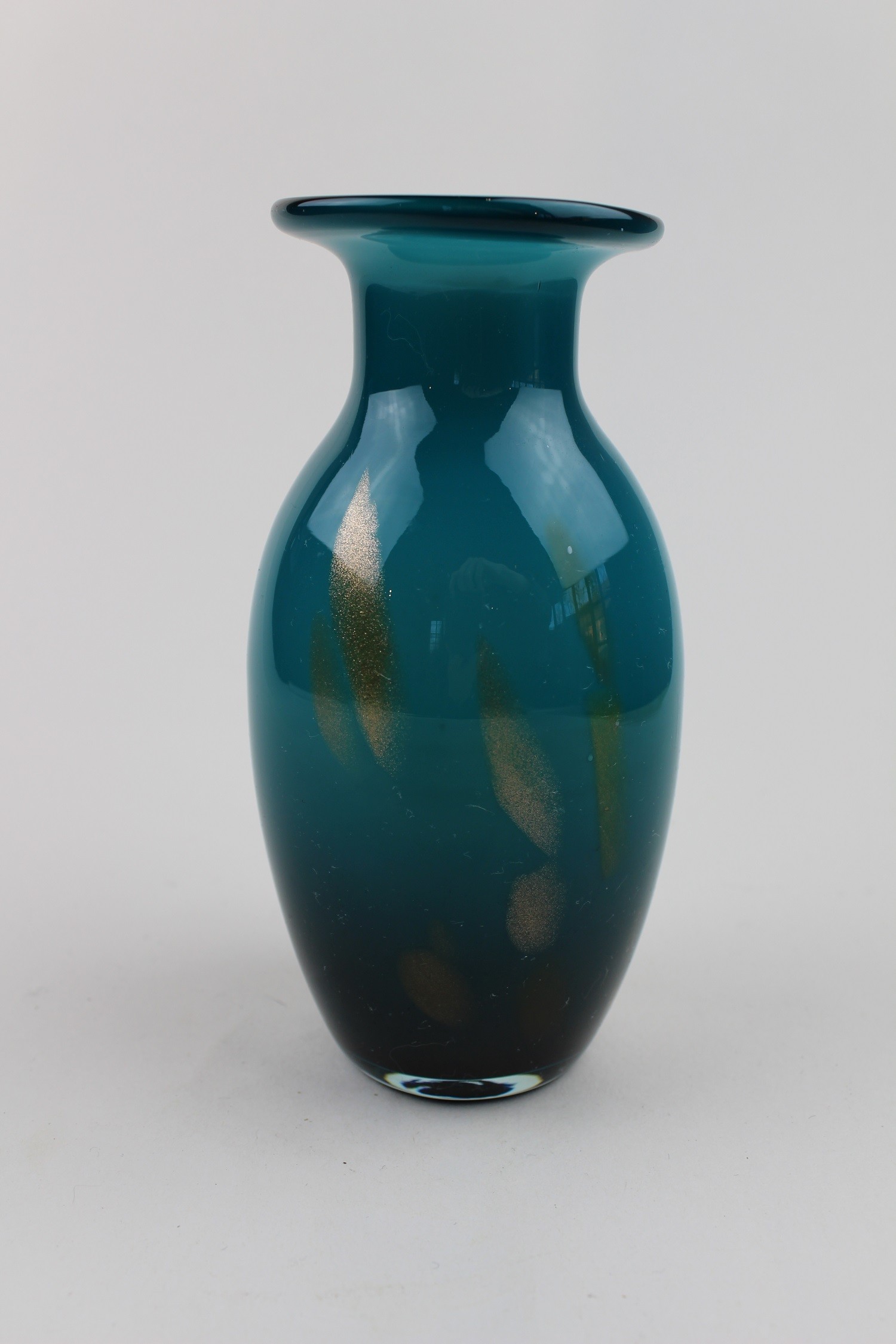 Petrolfarbene Vase mit Goldmusterung (Museum Baruther Glashütte CC BY-NC-SA)