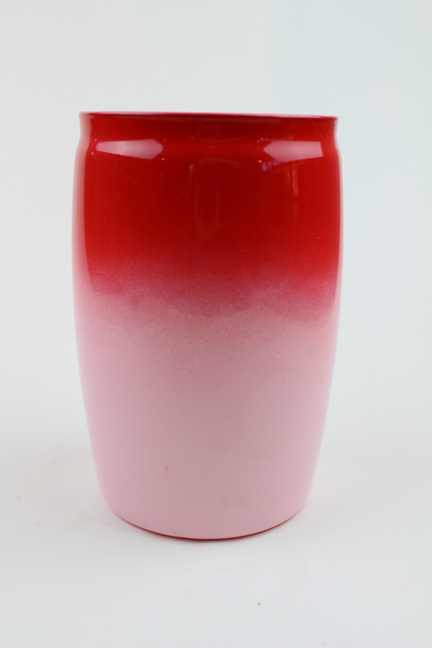 Korallenrote Vase/Topf mit weiß (Museum Baruther Glashütte CC BY-NC-SA)