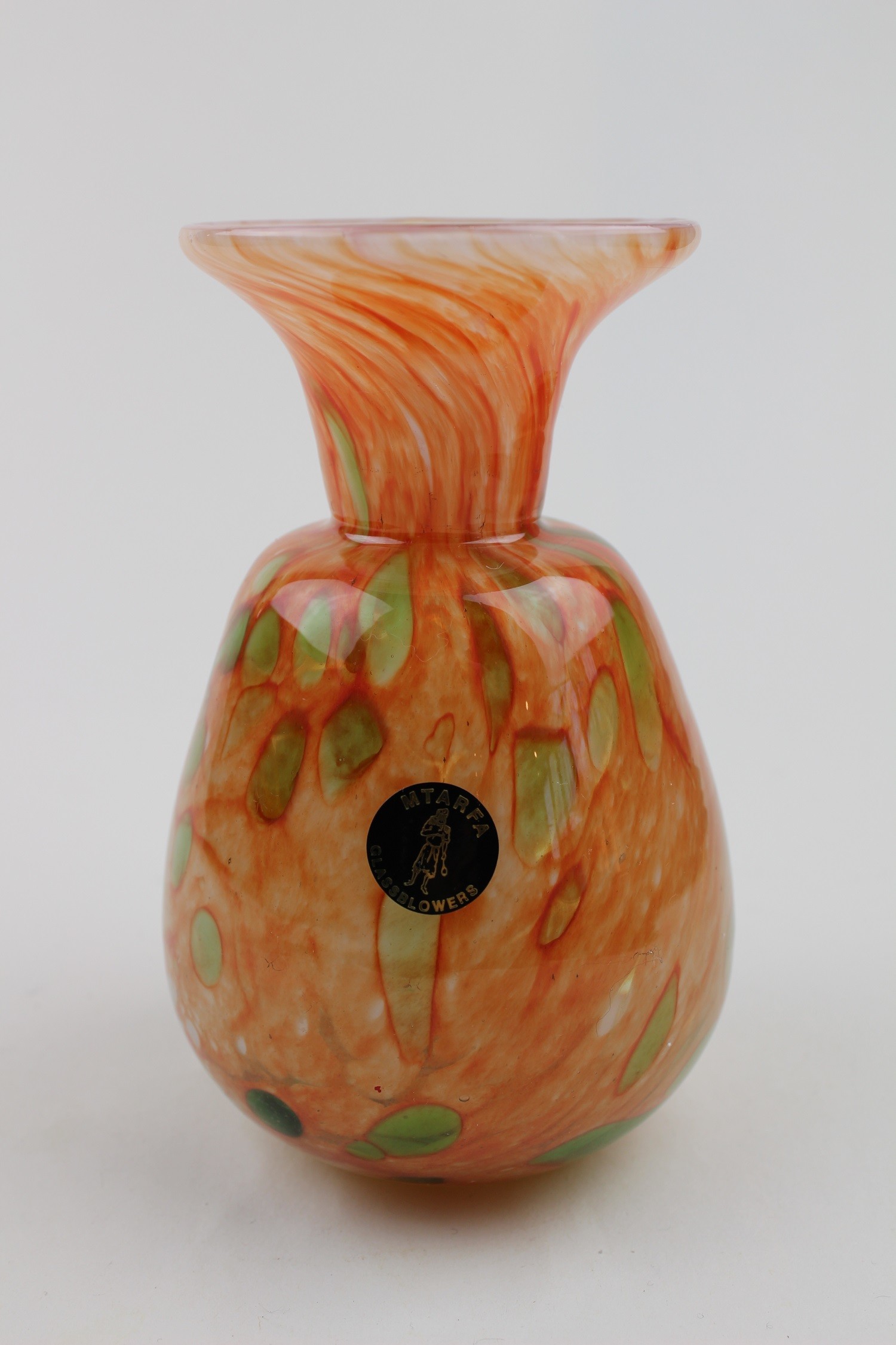 Bunte Vase mit Aufkleber (Museum Baruther Glashütte CC BY-NC-SA)