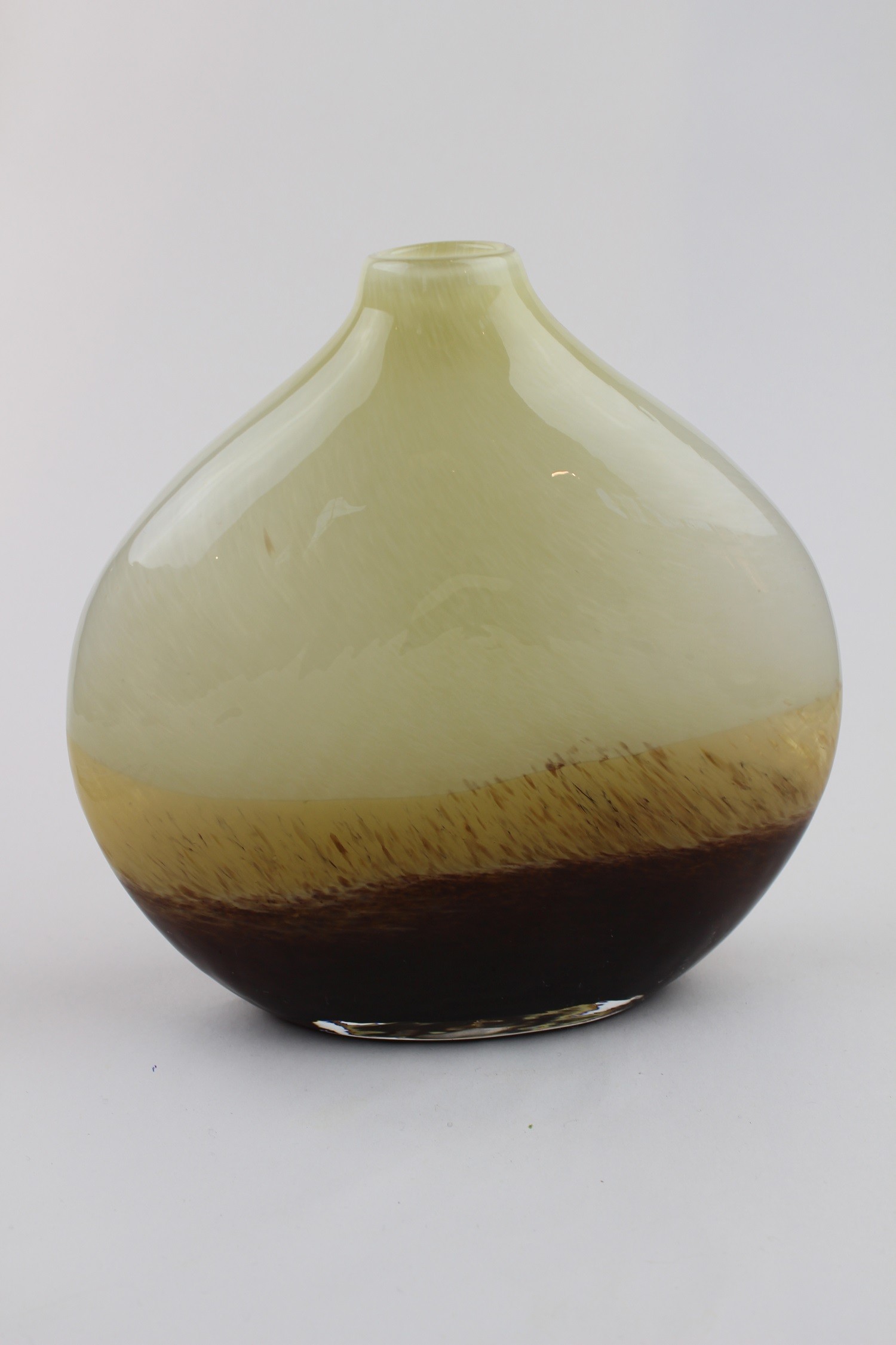 Vase/Dekorationselement in Brauntönen (Museum Baruther Glashütte CC BY-NC-SA)