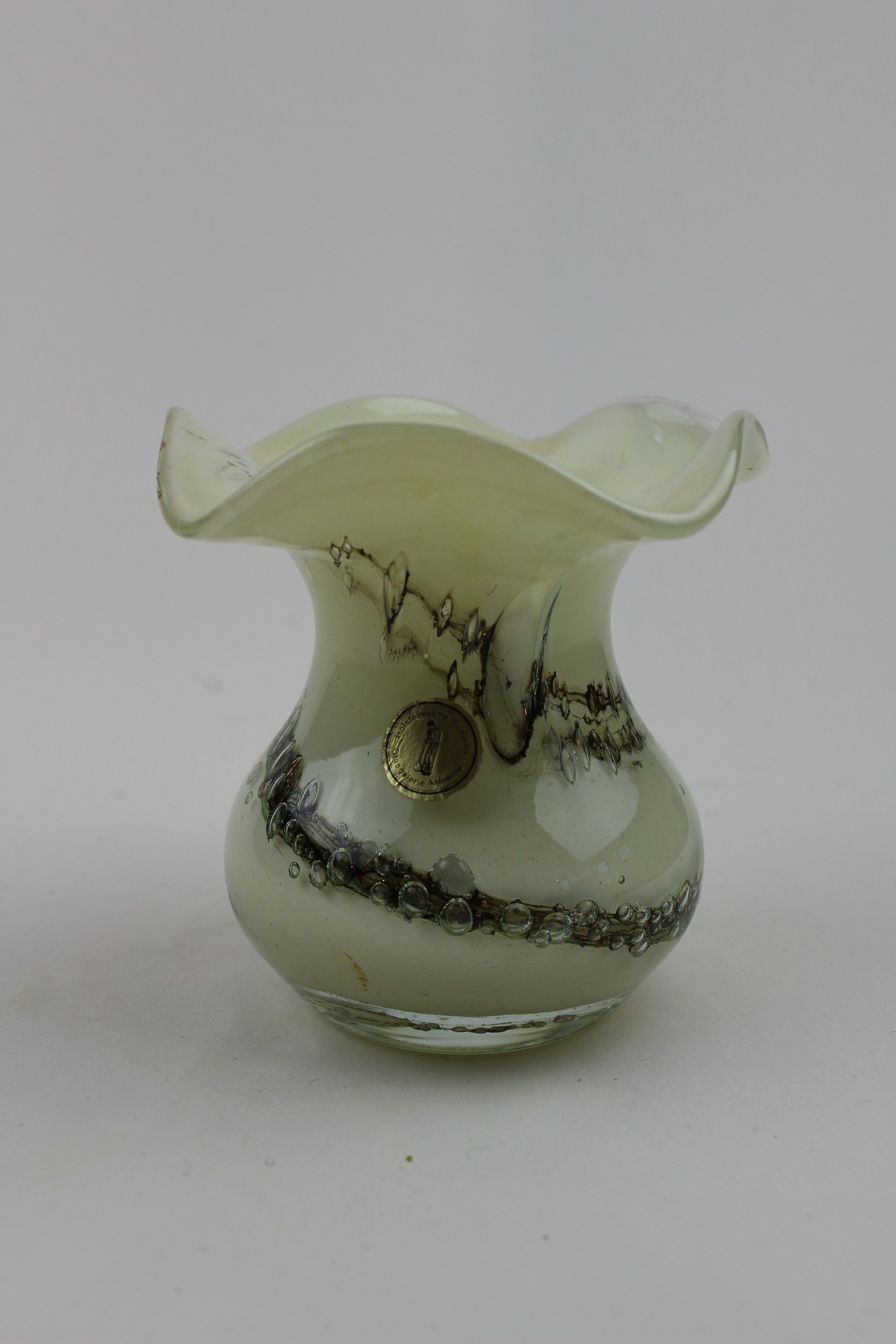 Vase mit Aufkleber (Museum Baruther Glashütte CC BY-NC-SA)