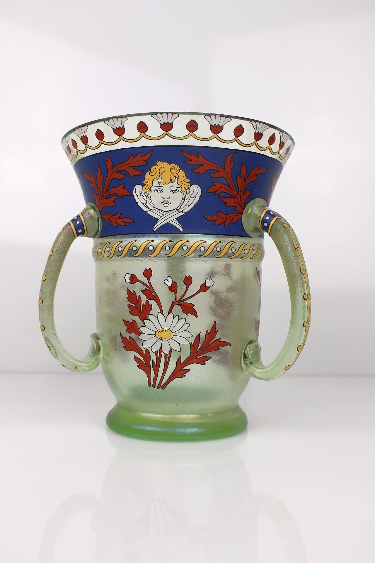 Vase mit drei Hänkeln und Bemahlung (Museum Baruther Glashütte CC BY-NC-SA)