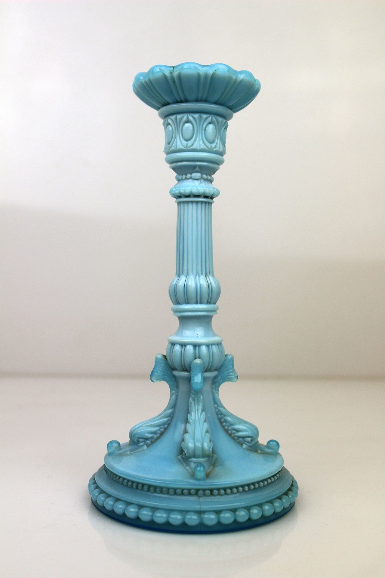 Hellblauer Kerzenhalter mit säulenartigen Verziehrungen (Museum Baruther Glashütte CC BY-NC-SA)